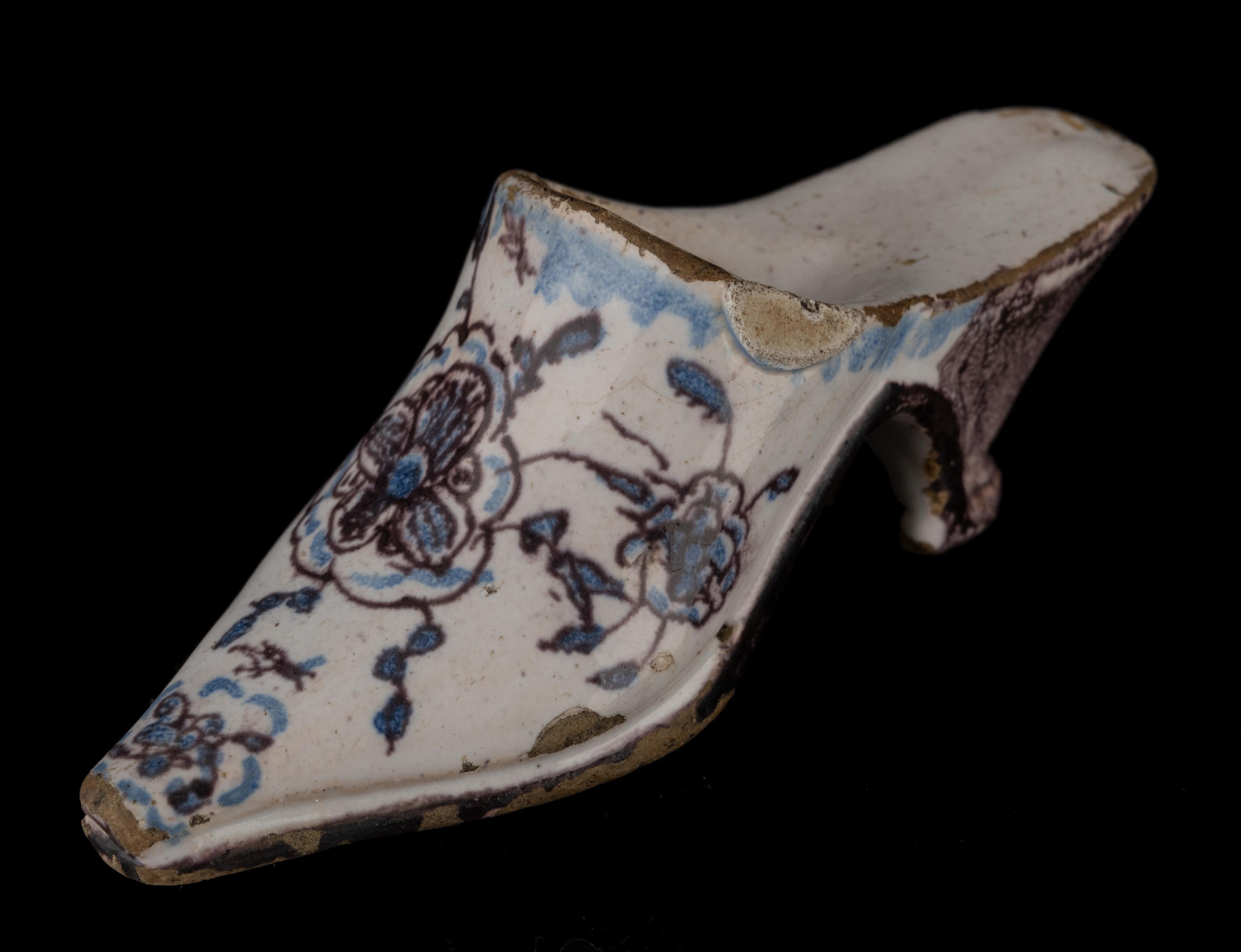Maultier mit Blumen in Violett und Blau Amsterdam, 1740-1760
Das Maultier hat eine spitze Nase und ein hohes Vorderteil. Es ist in Blau und Lila mit Blumen bemalt. Direkt unter dem Schaftrand ist ein blaues Band mit Punkten angebracht. Der Absatz