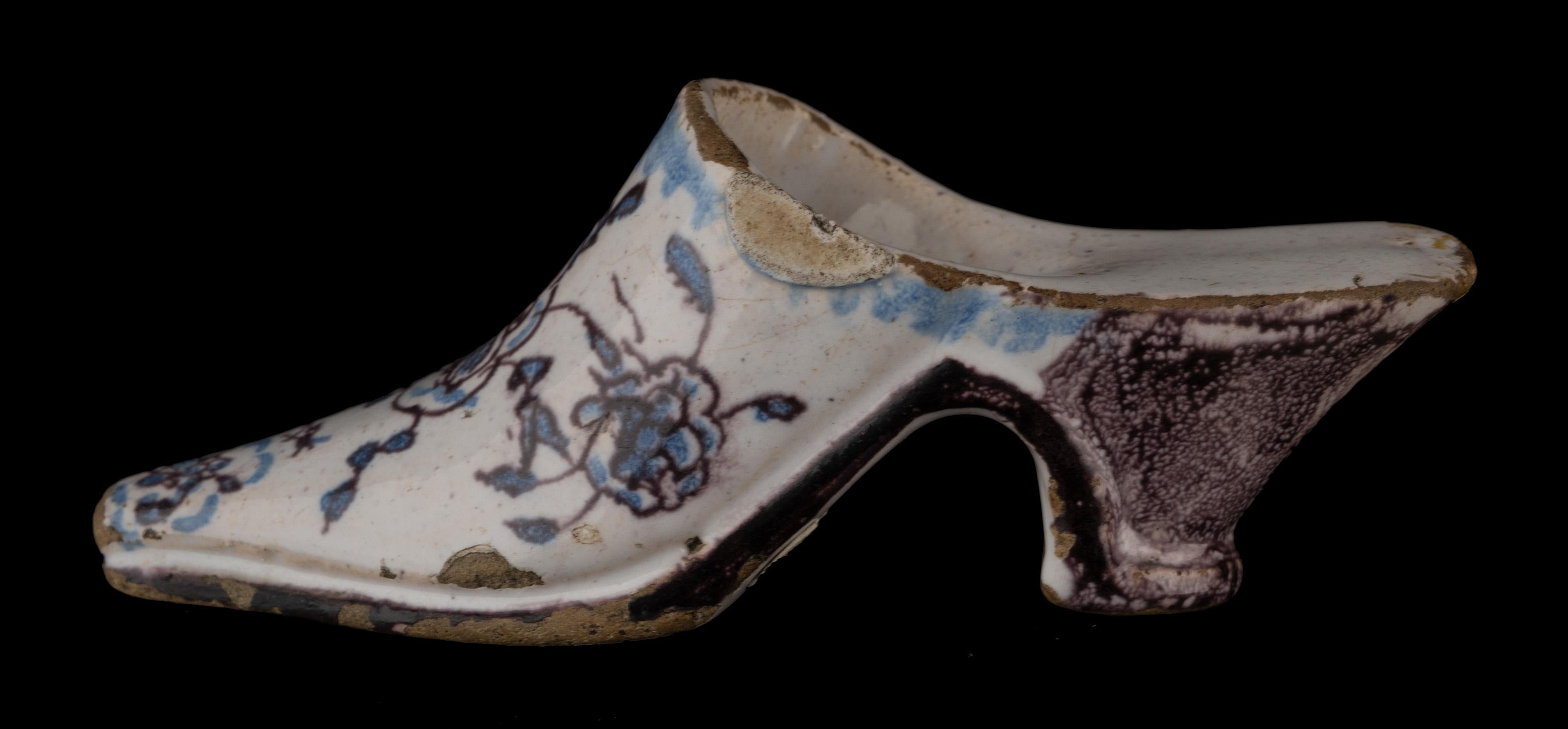 Delftware Pantolette mit Blumen in Lila und Blau Amsterdam, 1740-1760 (Barock) im Angebot