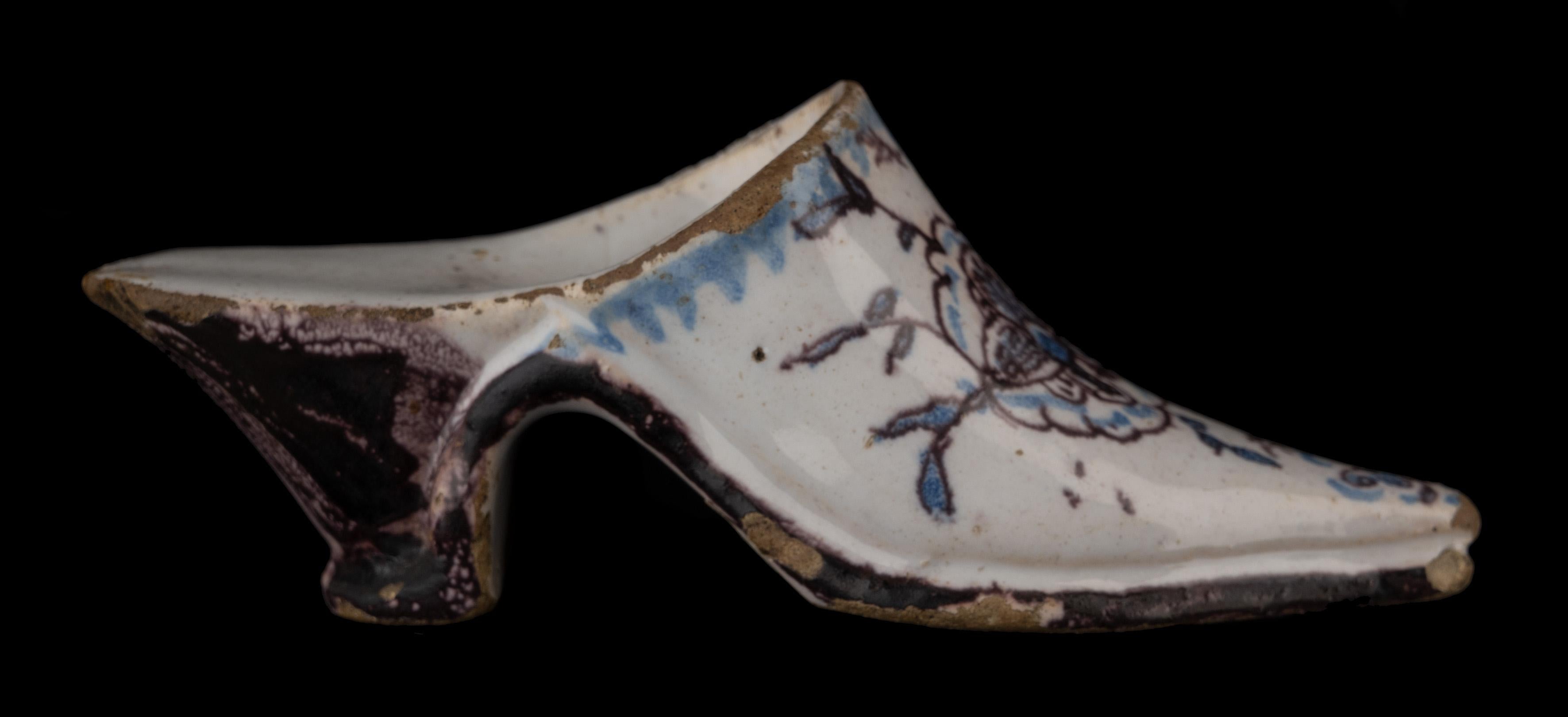 Delftware Mule with Flowers in Purple and Blue Amsterdam, 1740-1760 In Good Condition For Sale In Verviers, BE