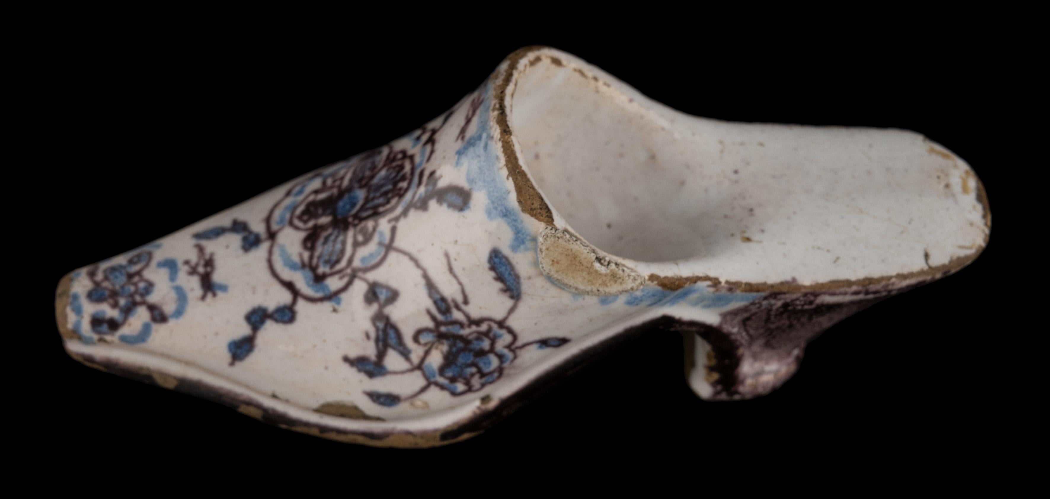 Delftware Pantolette mit Blumen in Lila und Blau Amsterdam, 1740-1760 (Keramik) im Angebot