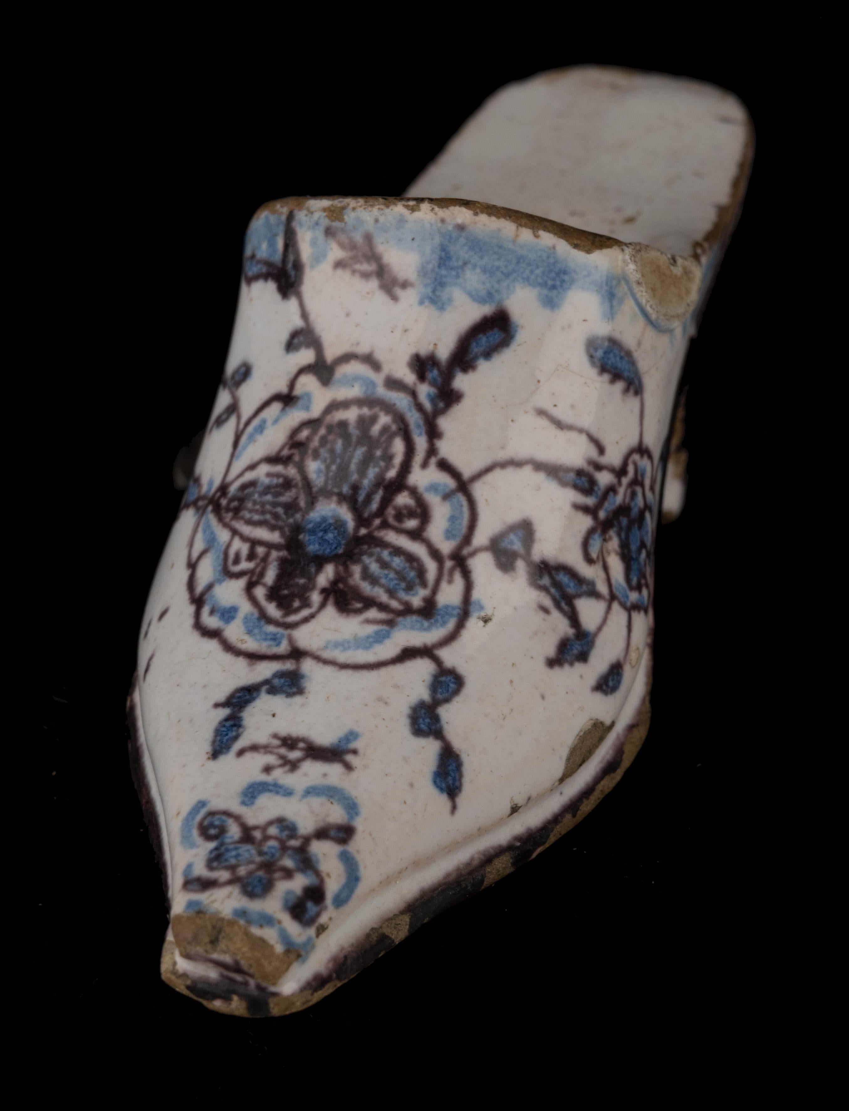 Delftware Pantolette mit Blumen in Lila und Blau Amsterdam, 1740-1760 im Angebot 1