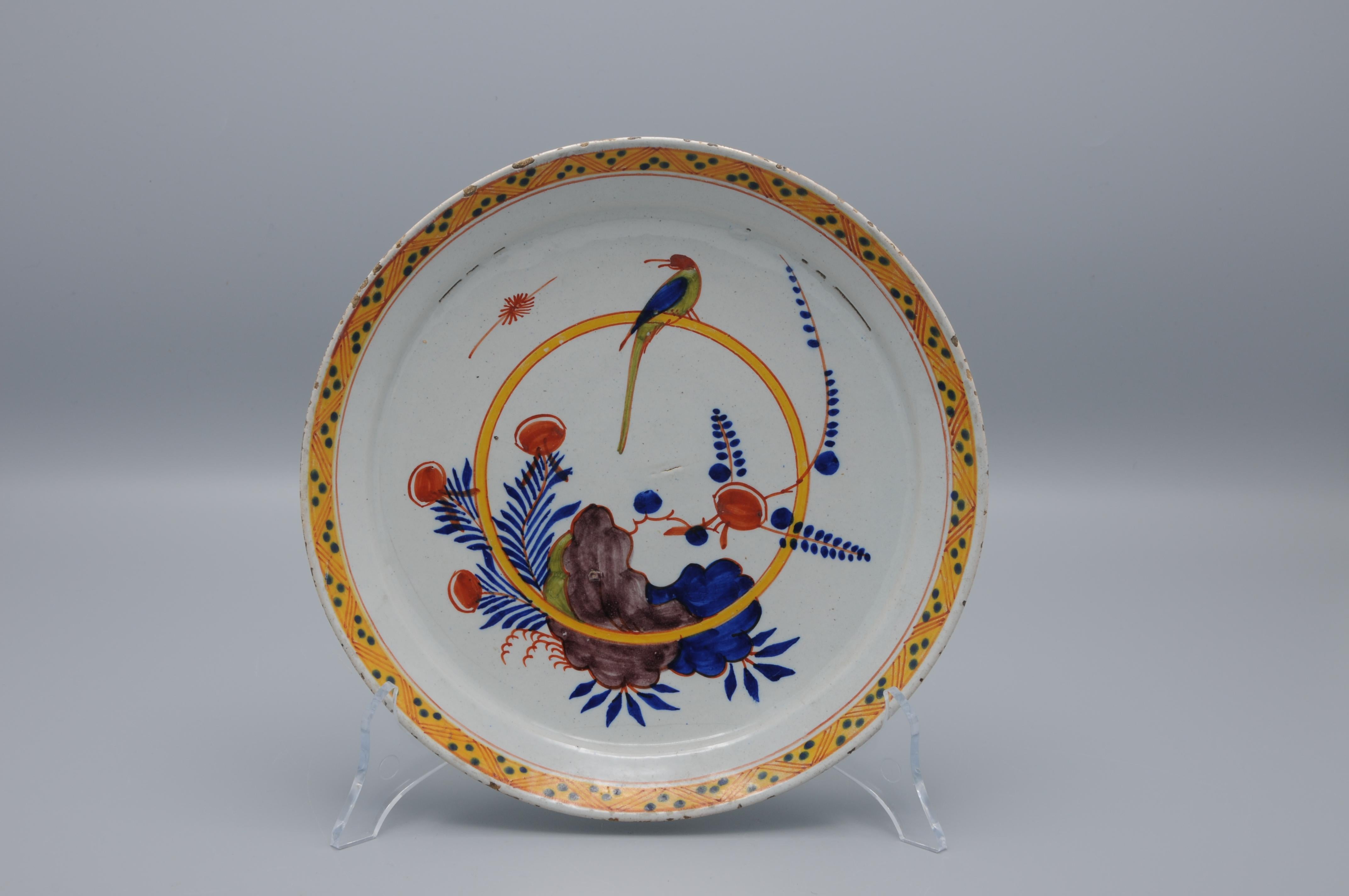 Delftware - Pareja de platos con un Loro, mediados del siglo XVIII en venta 3