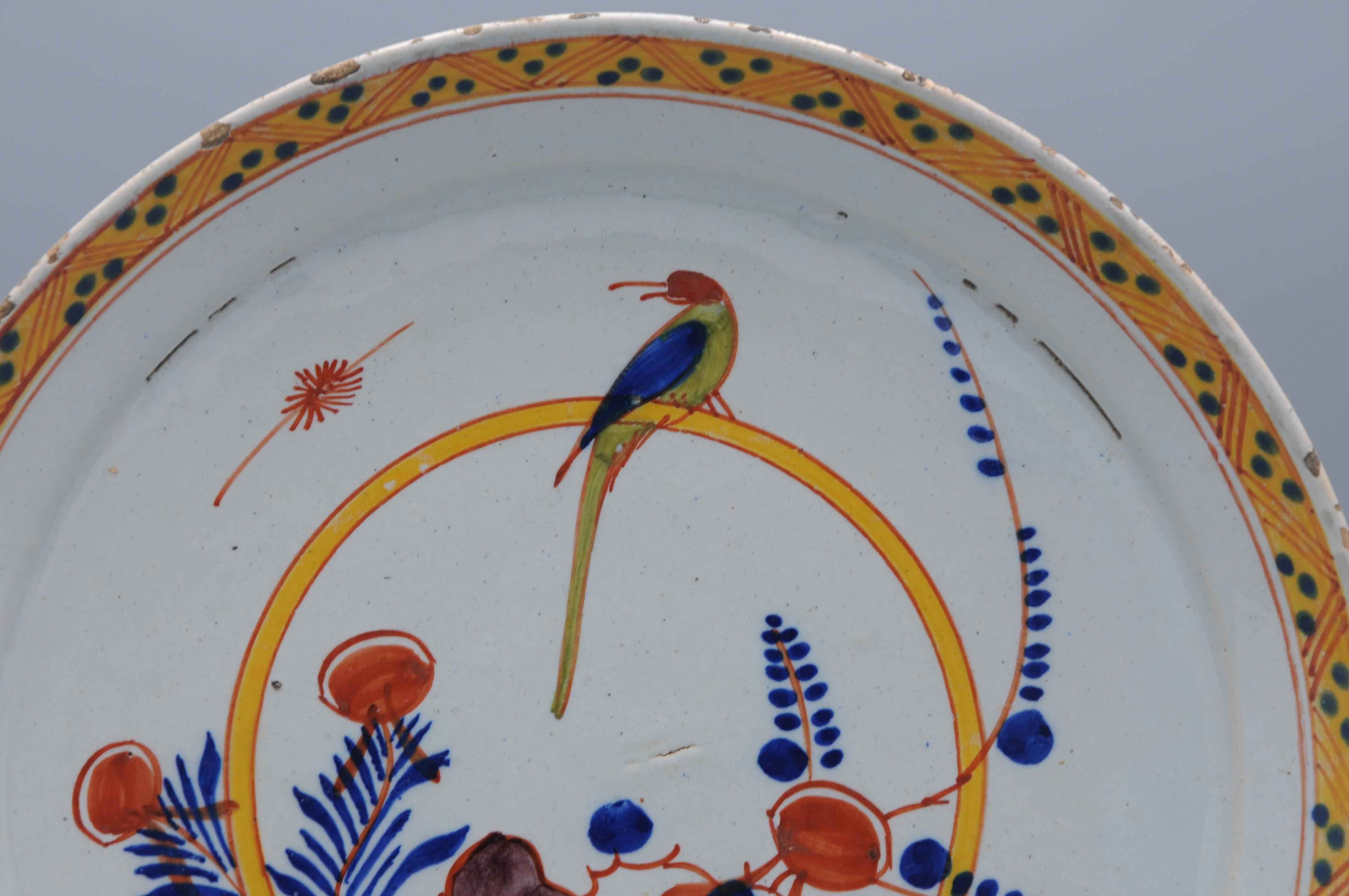 Delftware - Pareja de platos con un Loro, mediados del siglo XVIII en venta 4