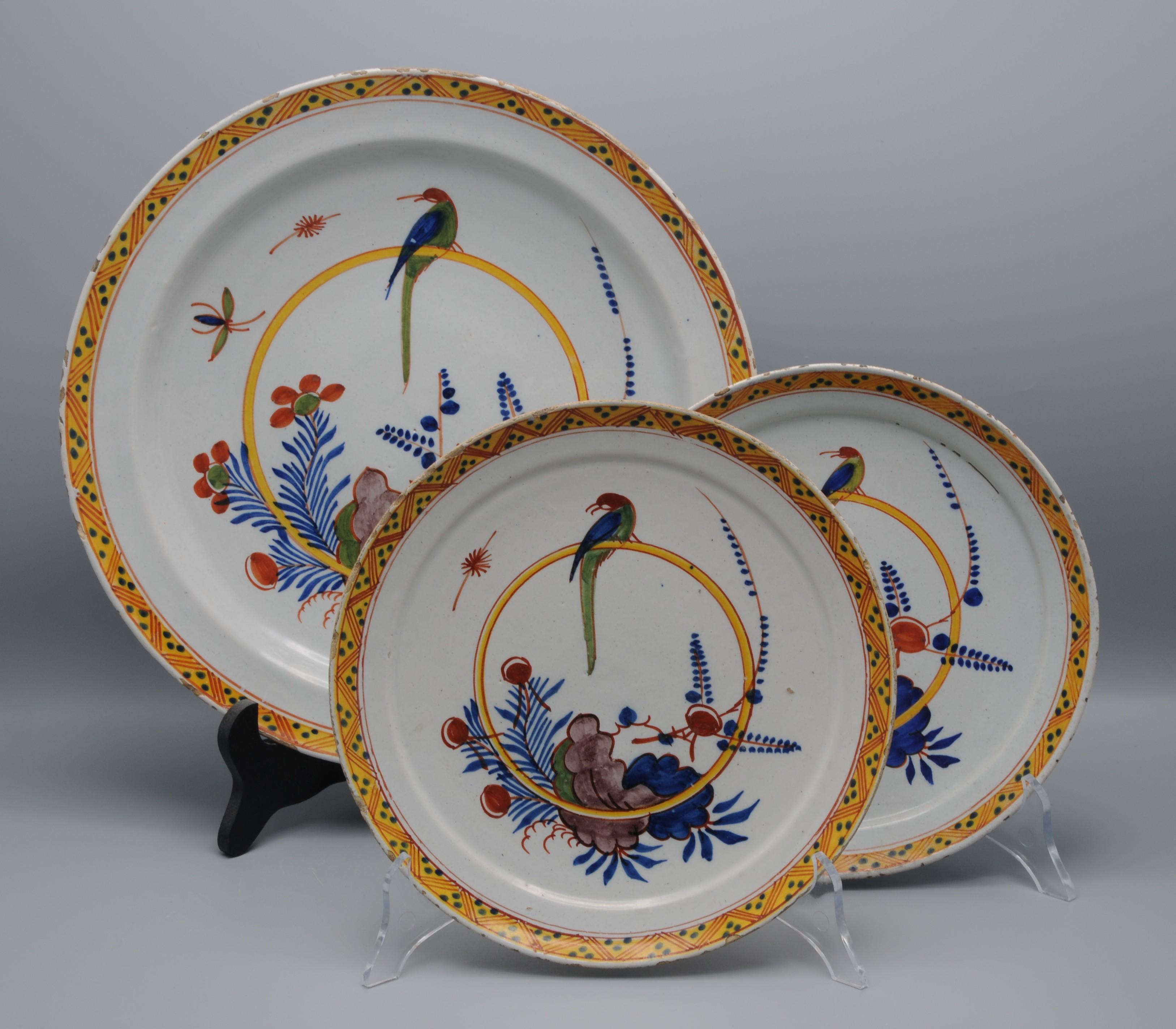 Delftware - Pareja de platos con un Loro, mediados del siglo XVIII en venta 6