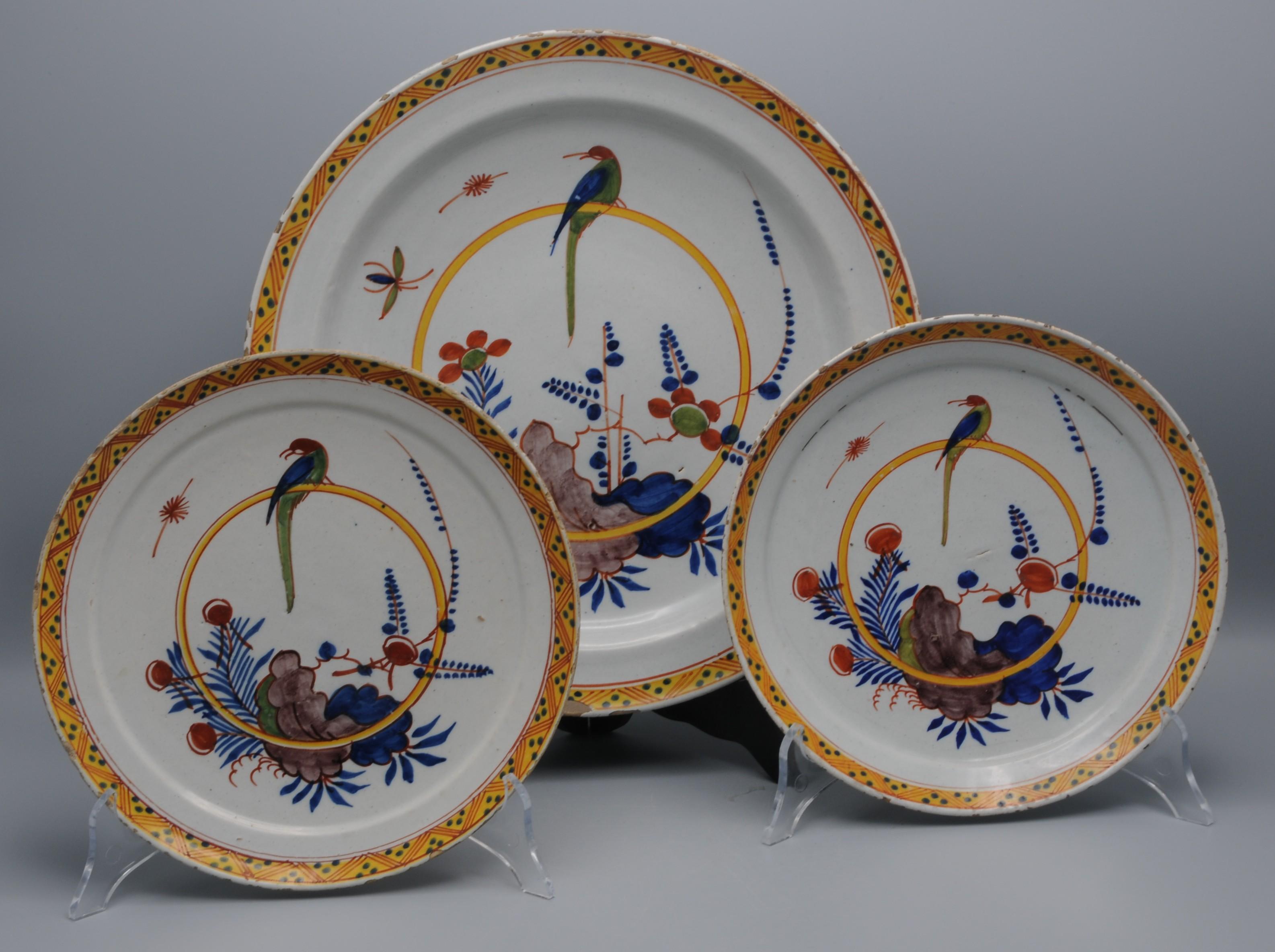 Delftware - Pareja de platos con un Loro, mediados del siglo XVIII en venta 7