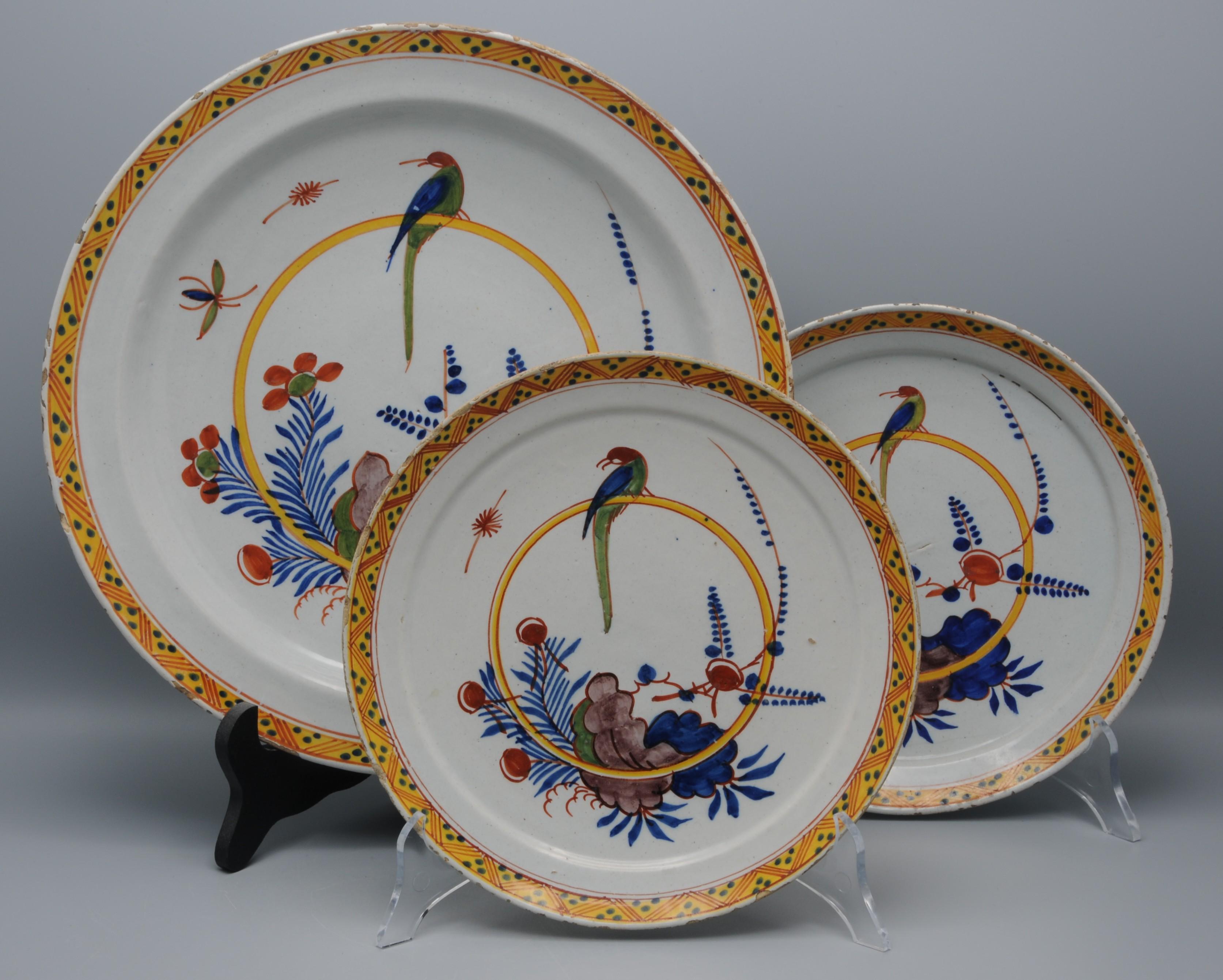 Delftware - Pareja de platos con un Loro, mediados del siglo XVIII en venta 8