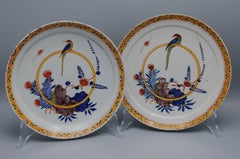 Delftware - Pareja de platos con un Loro, mediados del siglo XVIII