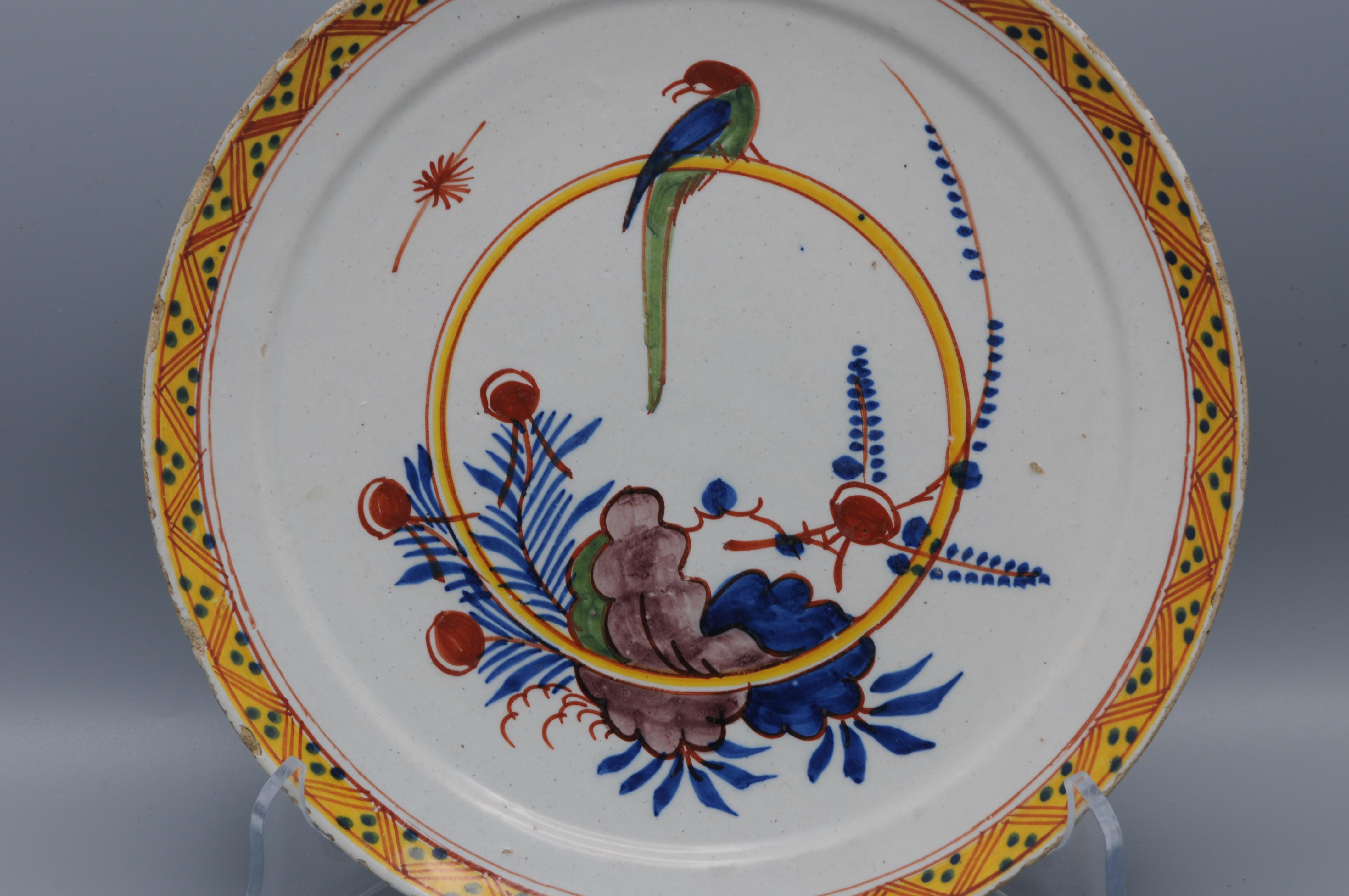 Delftware - Pareja de platos con un Loro, mediados del siglo XVIII Británico en venta