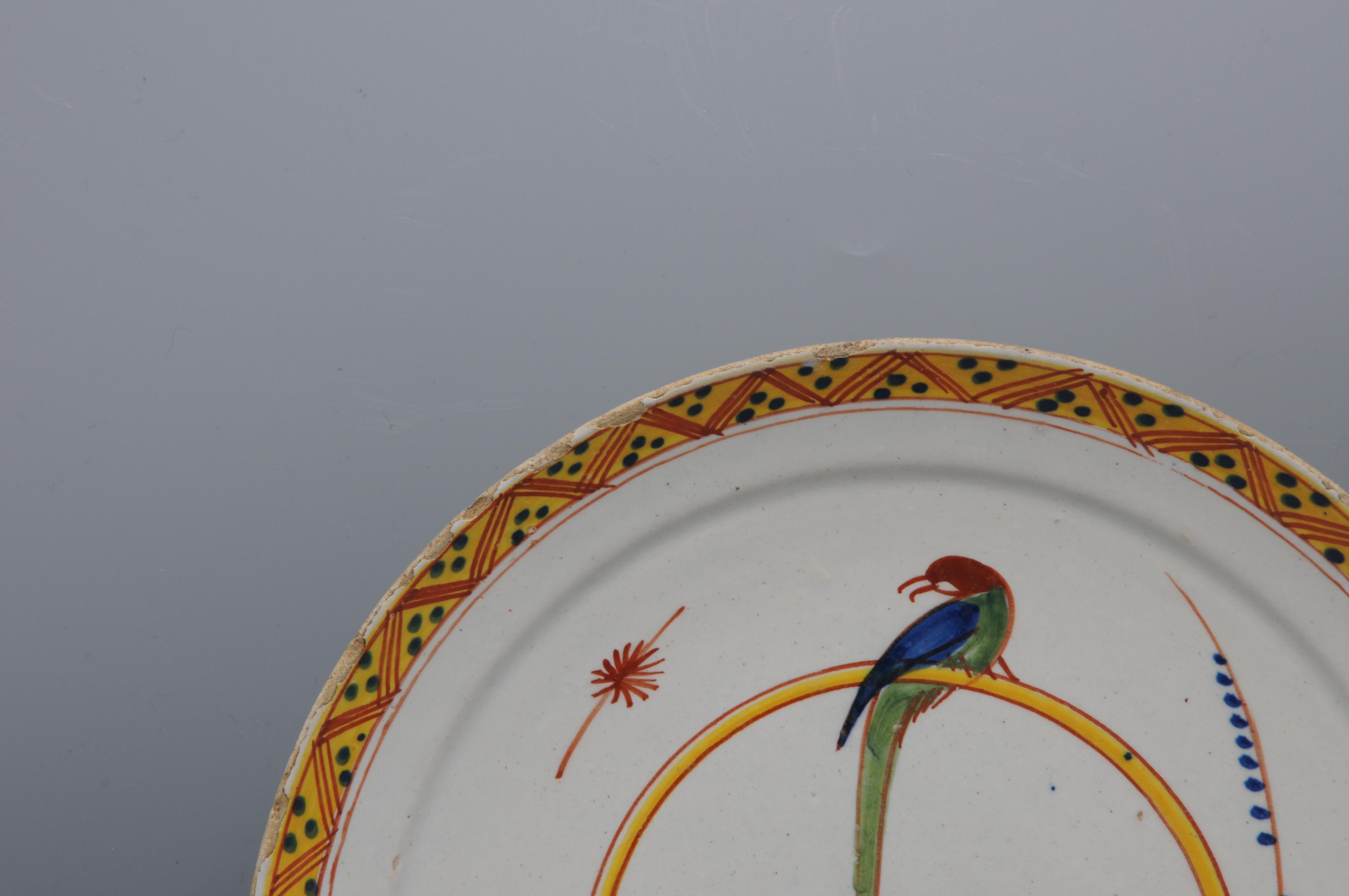 Delftware - Pareja de platos con un Loro, mediados del siglo XVIII en Excelente estado para la venta en DELFT, NL