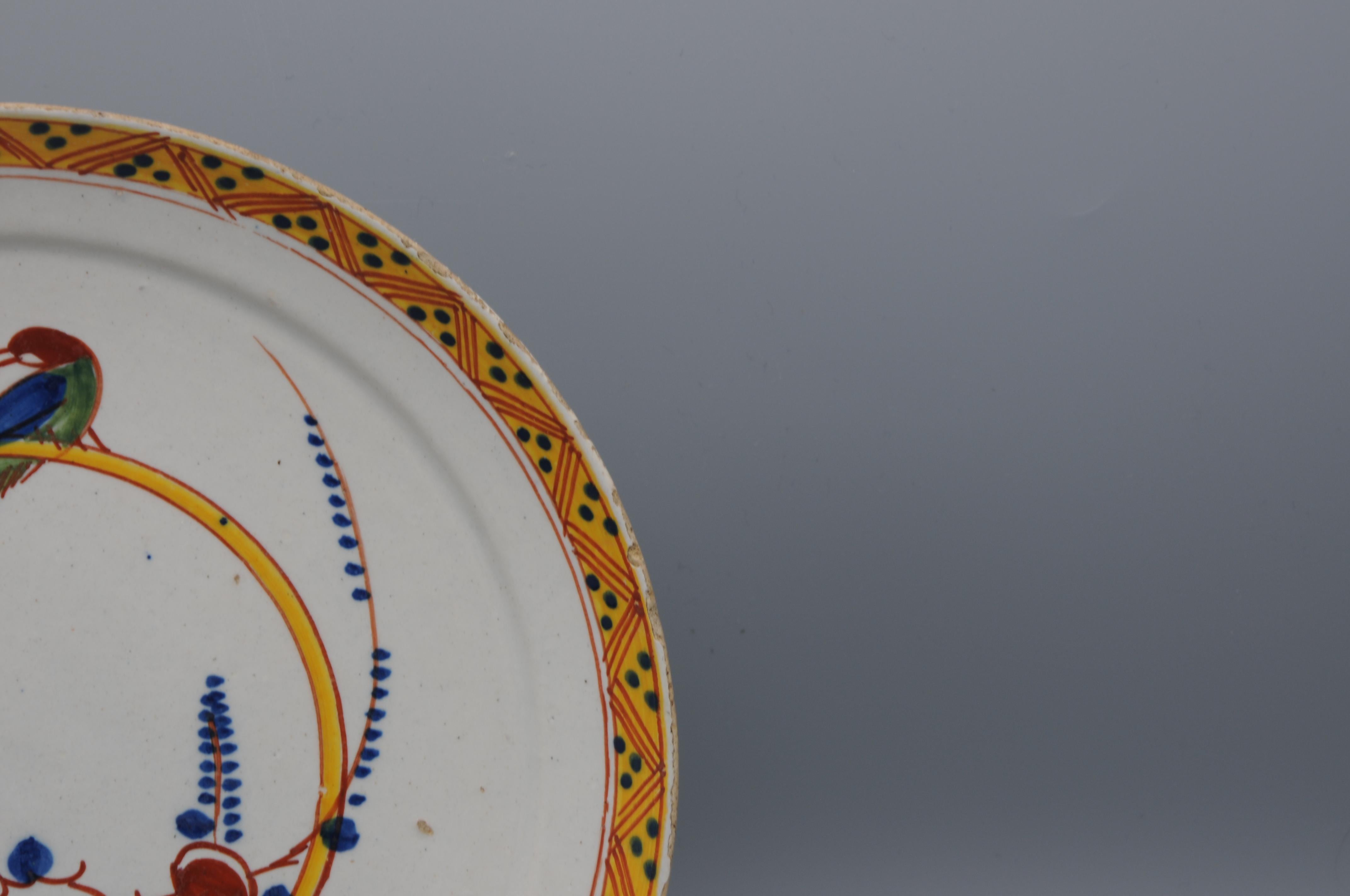 Delftware - Pareja de platos con un Loro, mediados del siglo XVIII Fayenza en venta
