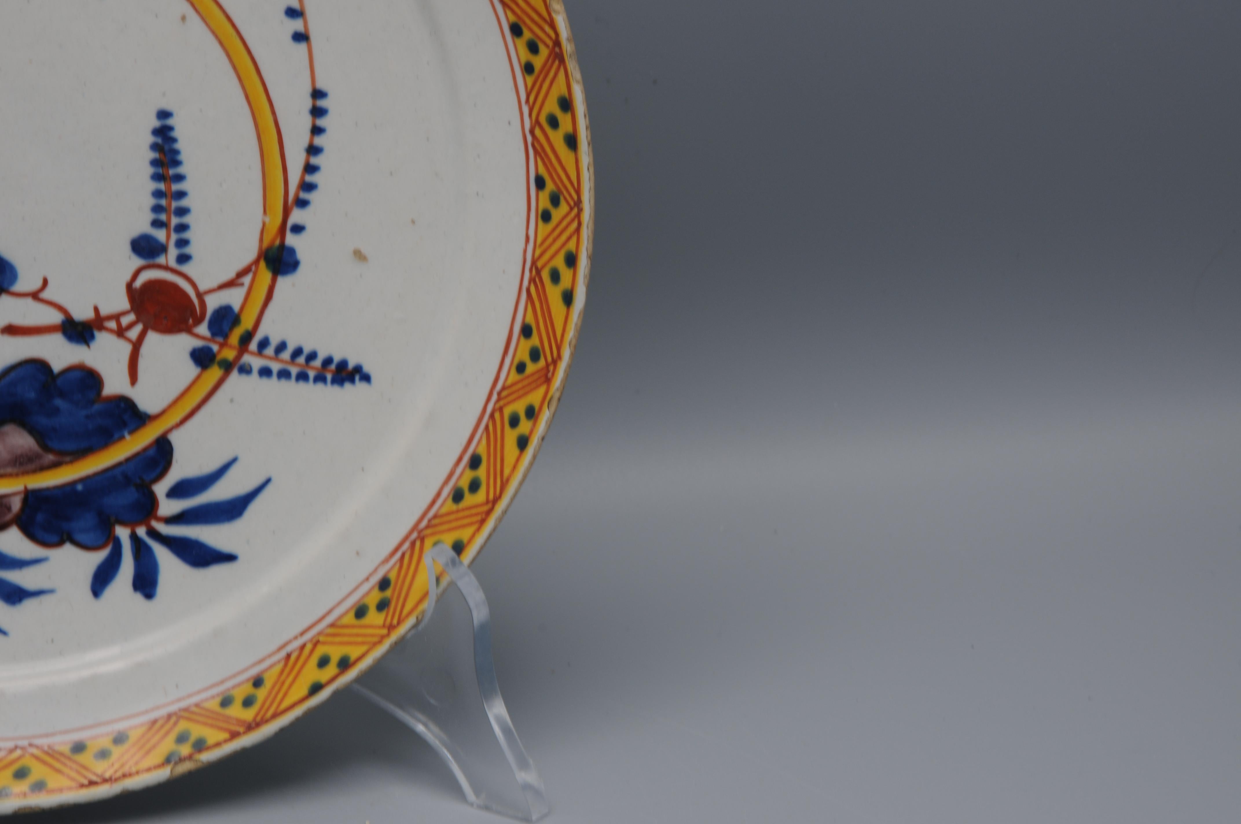 Delftware - Pareja de platos con un Loro, mediados del siglo XVIII en venta 1