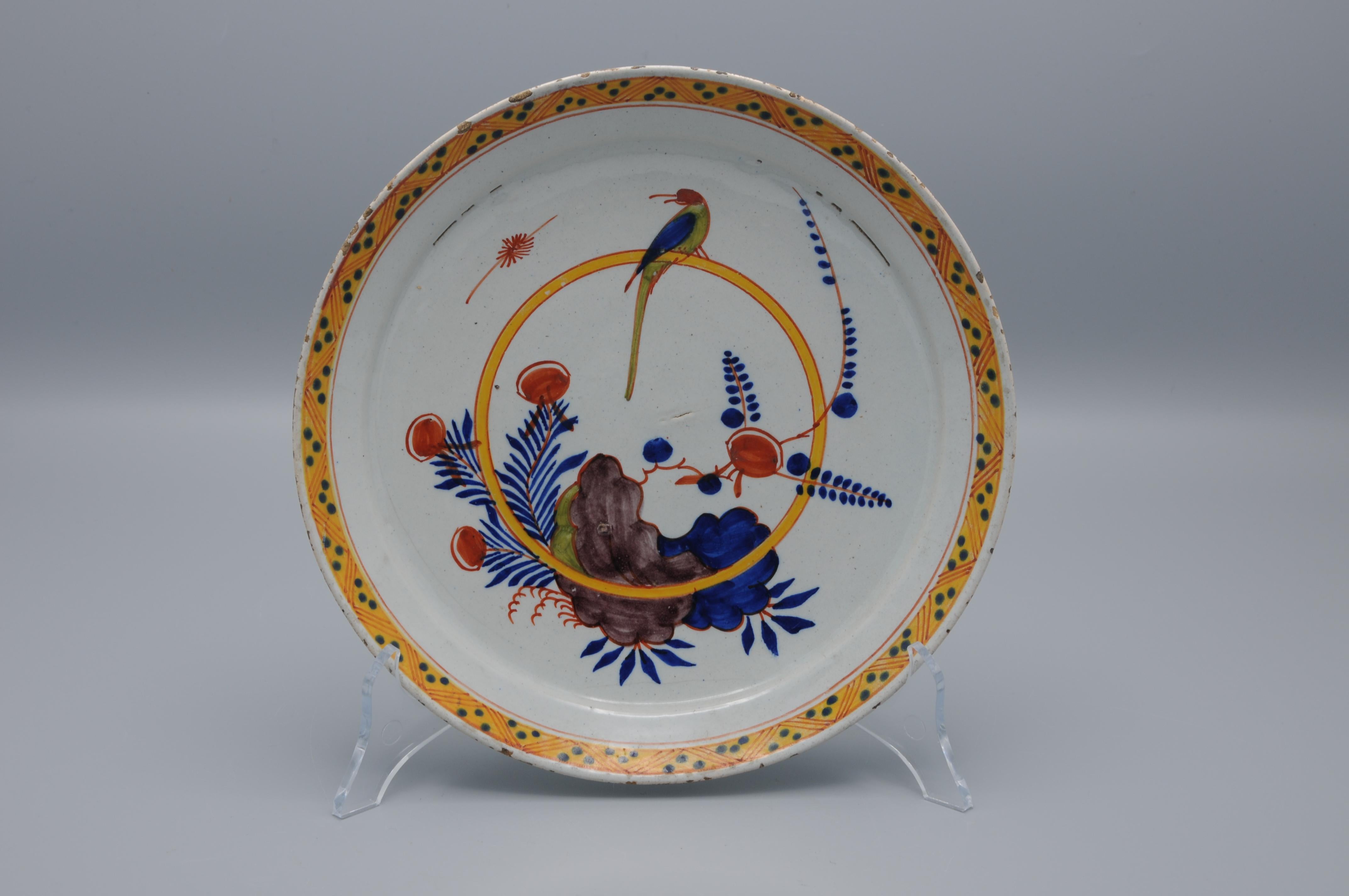 Chinoiseries Assiette en faïence avec un perroquet, milieu du 18e siècle en vente