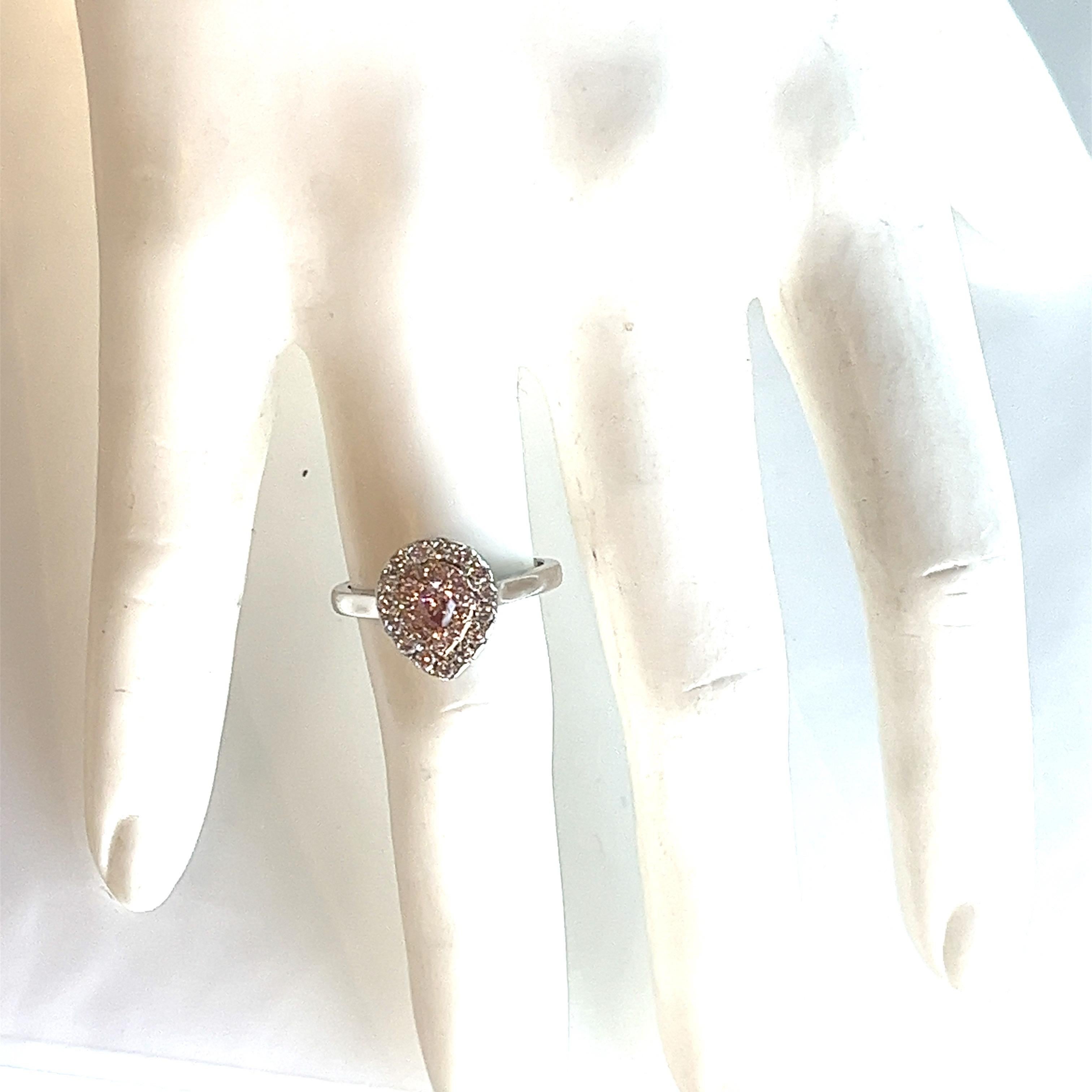 Contemporain Délicate bague de fiançailles en diamants roses et blancs de 0,61 carat, extrait dans la terre naturelle  en vente