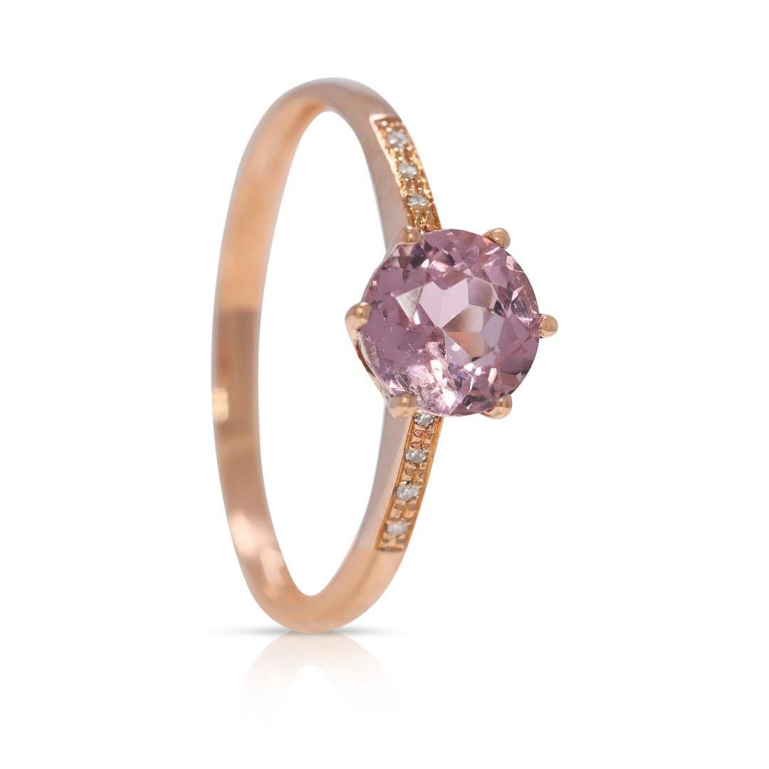 Delicate bague Gol en or jaune 18 carats, tourmaline rose 0,74 carat et diamants naturels pavés Neuf - En vente à רמת גן, IL