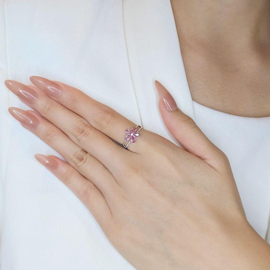 Dieser elegante, von einer Blume inspirierte Ring versprüht mit seinem filigranen Design und seinen erlesenen MATERIALEN Charme und Raffinesse. Der aus leuchtendem 18-karätigem Weißgold gefertigte Schmuck besteht aus 5 birnenförmigen rosa Saphiren