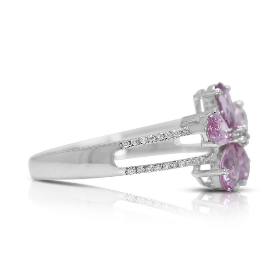 Blumenring aus 18 Karat Weißgold mit zartem 0,87 Karat rosa Saphir und natürlichen Diamanten (Rundschliff) im Angebot