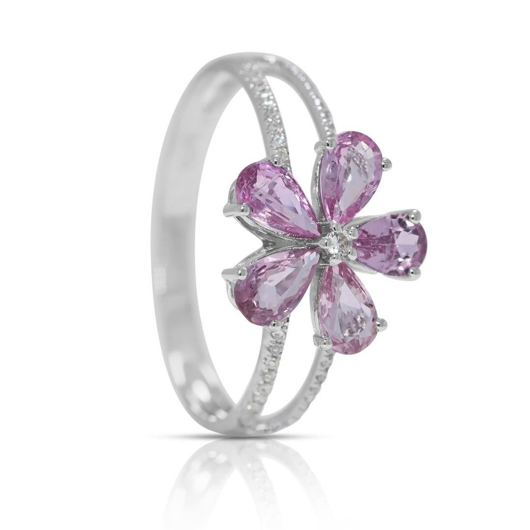 Blumenring aus 18 Karat Weißgold mit zartem 0,87 Karat rosa Saphir und natürlichen Diamanten im Zustand „Hervorragend“ im Angebot in רמת גן, IL