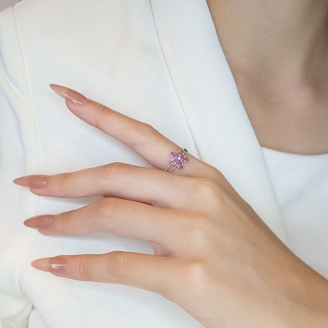 Blumenring aus 18 Karat Weißgold mit zartem 0,87 Karat rosa Saphir und natürlichen Diamanten Damen im Angebot