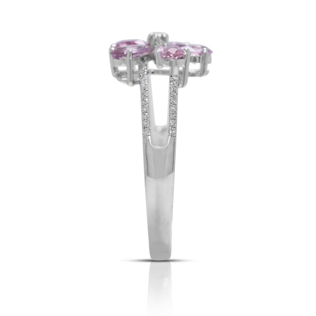 Blumenring aus 18 Karat Weißgold mit zartem 0,87 Karat rosa Saphir und natürlichen Diamanten im Angebot 1