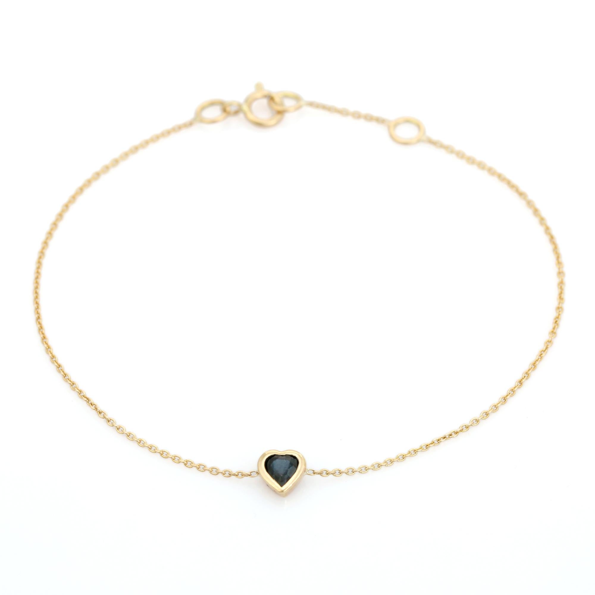 Delicada pulsera de cadena de oro de 14 quilates con zafiro azul en forma de corazón engastado en bisel Corte de corazón en venta