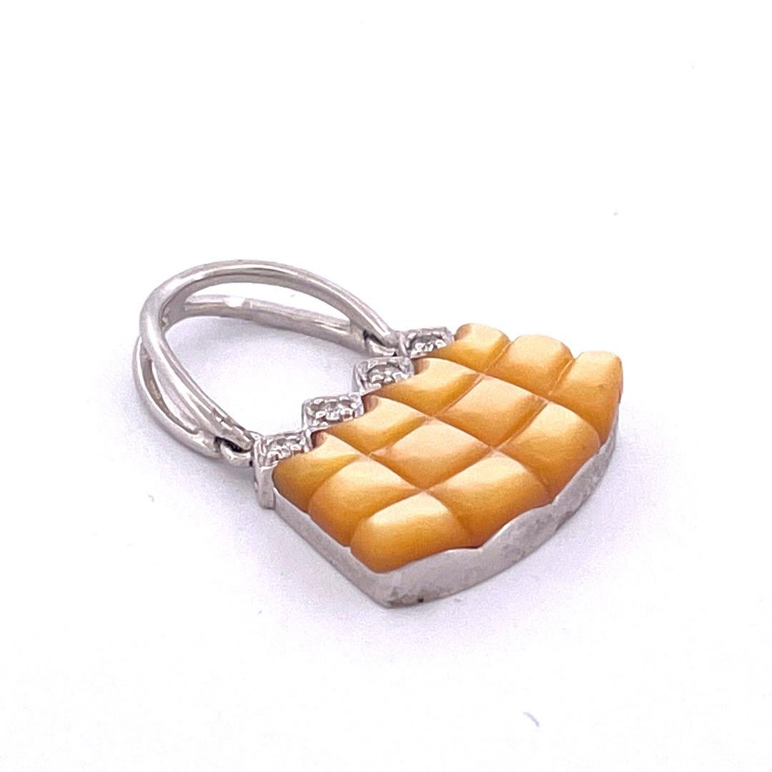 Moderne Délicat pendentif porte-monnaie en or blanc 14k nacre en vente