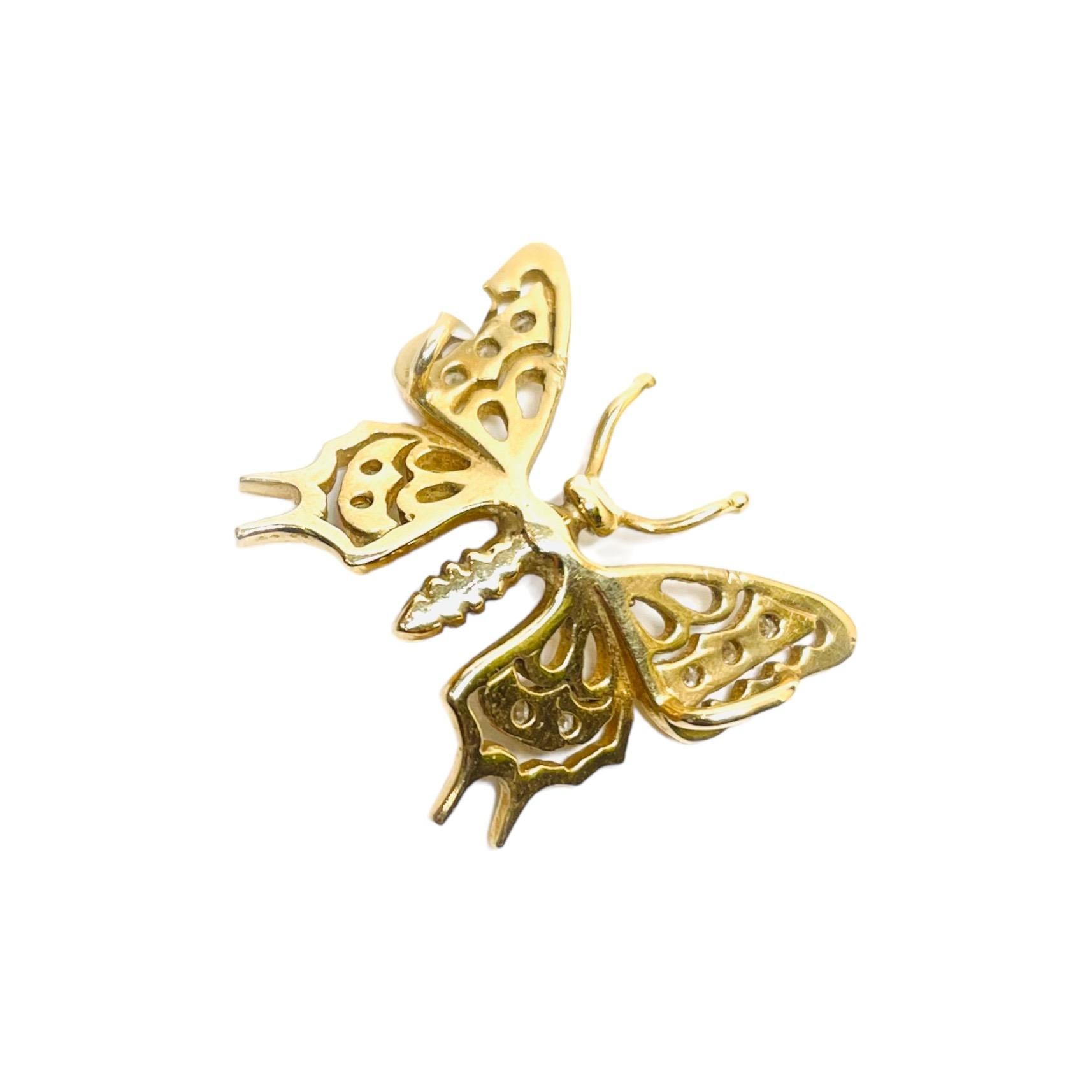Dieser zarte Schmetterlingsanhänger ist ein wahres Symbol für Schönheit und Anmut. Er wiegt nur 2,5 Gramm und ist aus 14-karätigem Gelbgold gefertigt. Ein 0,006CTW-Diamant verleiht dem Schmuckstück einen Hauch von Funkeln. Die filigranen Details des