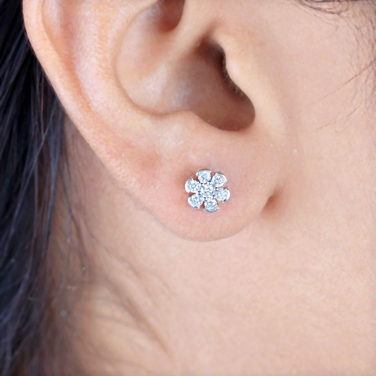 Delicate 14k Gelbgold Natürlicher Pave Diamant-Ohrring Minimalistischer Ohrring für sie für Damen oder Herren im Angebot