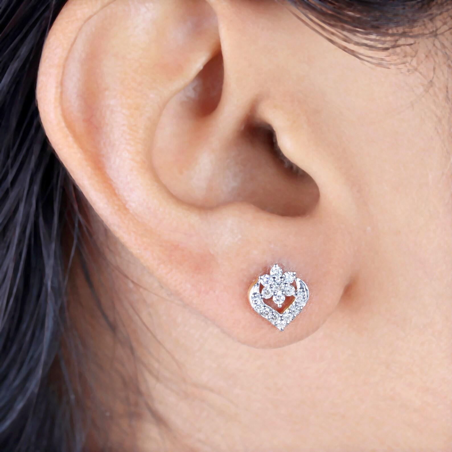 Délicates boucles d'oreilles en or jaune 14k avec diamants naturels pavés Cadeau unique pour elle.

Fermeture : Fermeture à vis

Longueur : 9 millimètres

Largeur : 9 millimètres

Poids de l'or jaune 14k:- 1.45 grammes

Taille de l'article : 9 MM

A