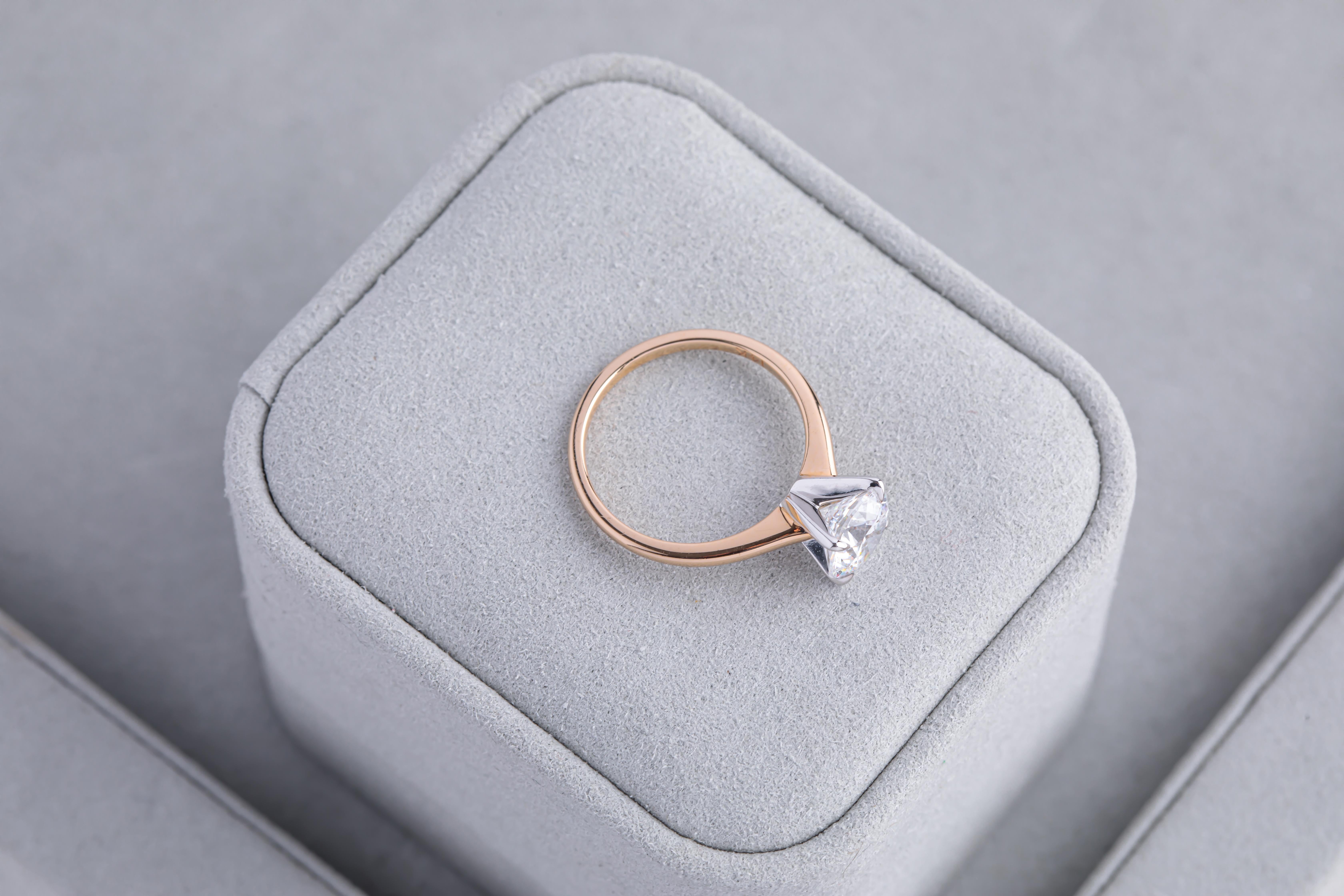 Contemporary Delicate 2 Carat Round Solitiare Engagement Ring in Rose Gold For Sale