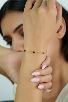 Pulsera de eslabones con un delicado zafiro azul de 2,05 ct, talla pera y engaste tipo bisel, en oro amarillo de 14K