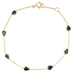 Pulsera de eslabones con un delicado zafiro azul de 2,05 ct, talla pera y engaste tipo bisel, en oro amarillo de 14K