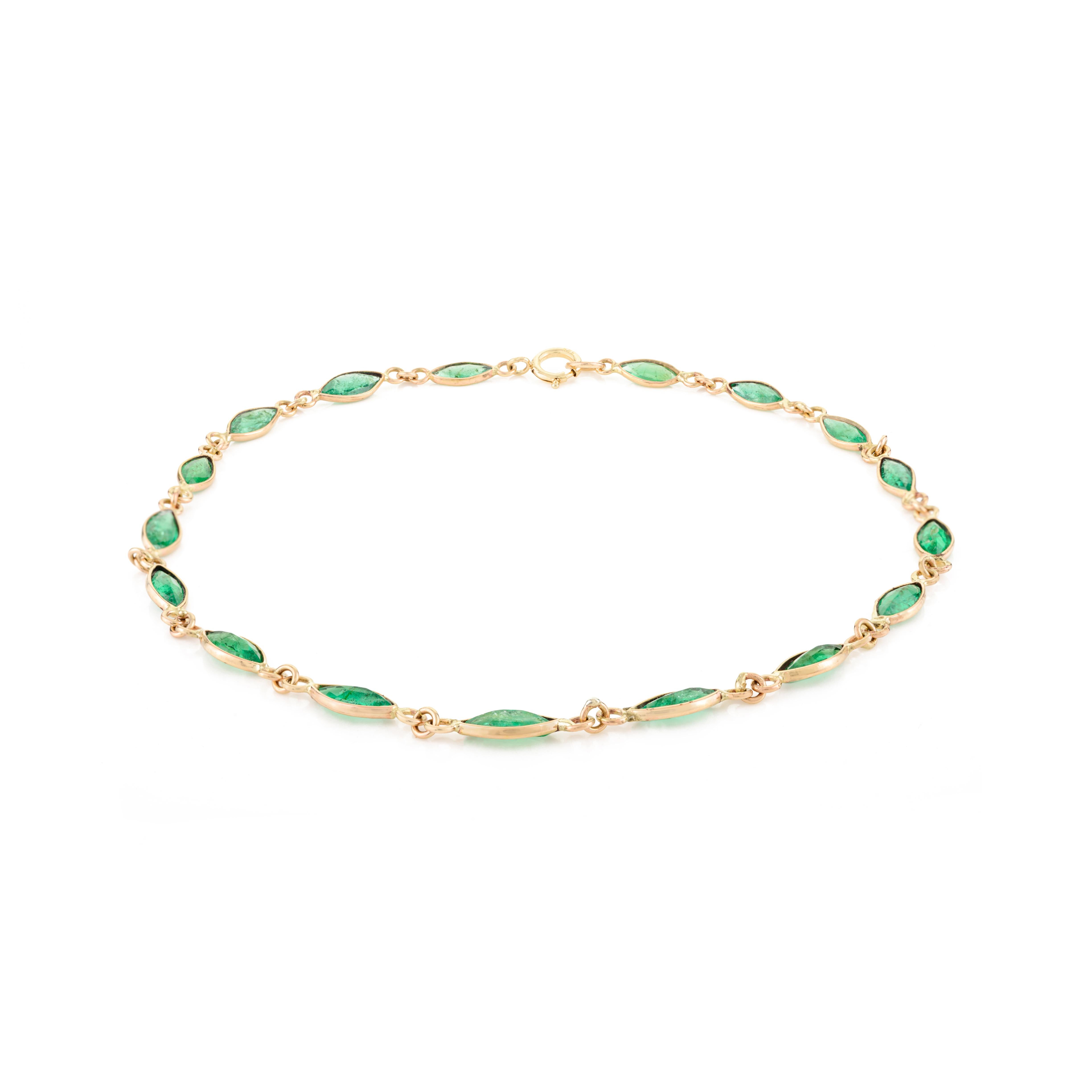 Modern Delicate 2.63CTW Marquise Cut Emerald Chain Bracelet Inlaid in 14K Yellow Gold For Sale