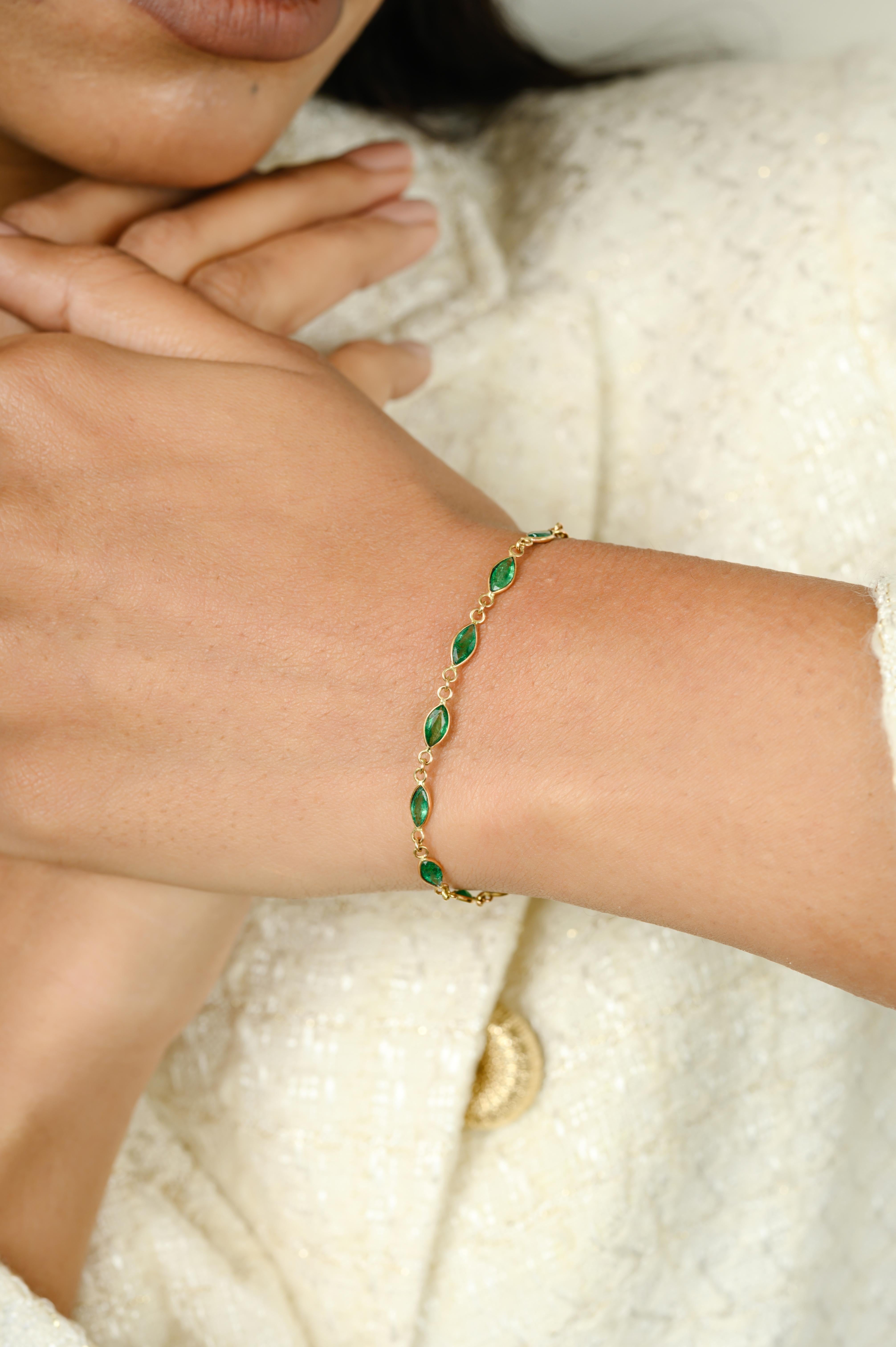 Delicate 2.63CTW Marquise Cut Emerald Chain Bracelet Inlaid in 14K Yellow Gold In New Condition For Sale In New York, NY