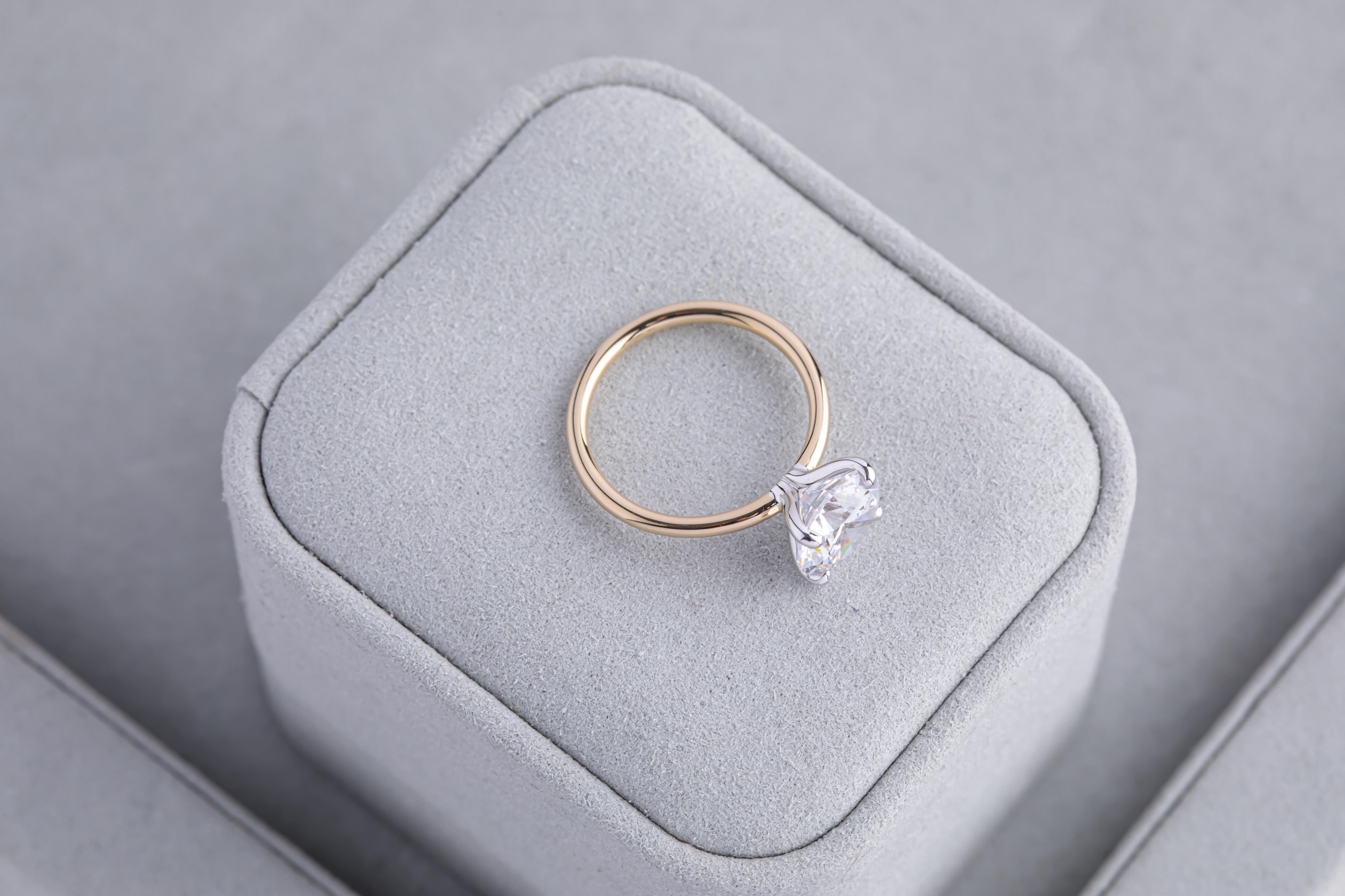 Contemporary Delicate 3 Carat Round Diamond Engagement Ring in 14k Yellow Gold For Sale