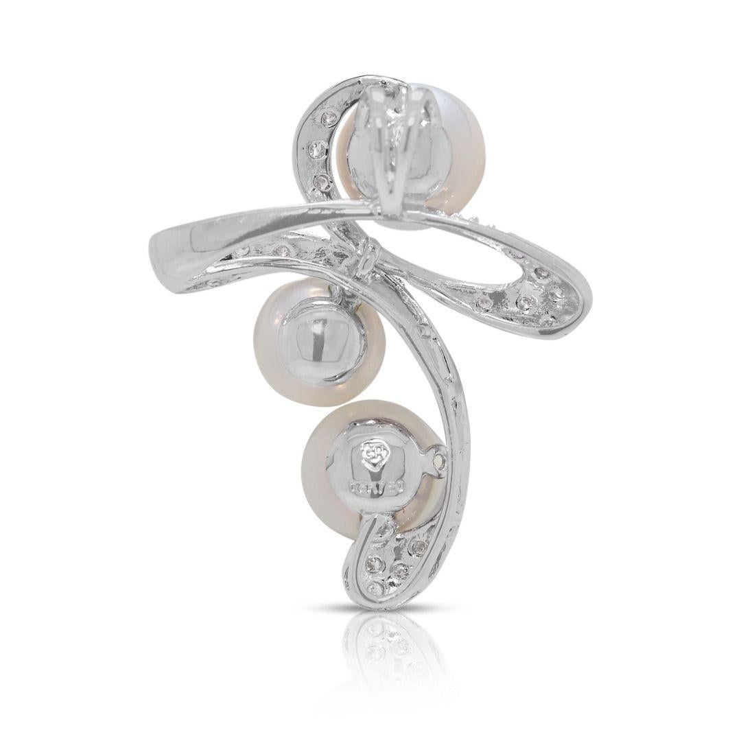 Delicate 3pcs Akoya Pearl & 0.04ct Natural Diamond Pendant in 18K White Gold en Excelente estado para la venta en רמת גן, IL