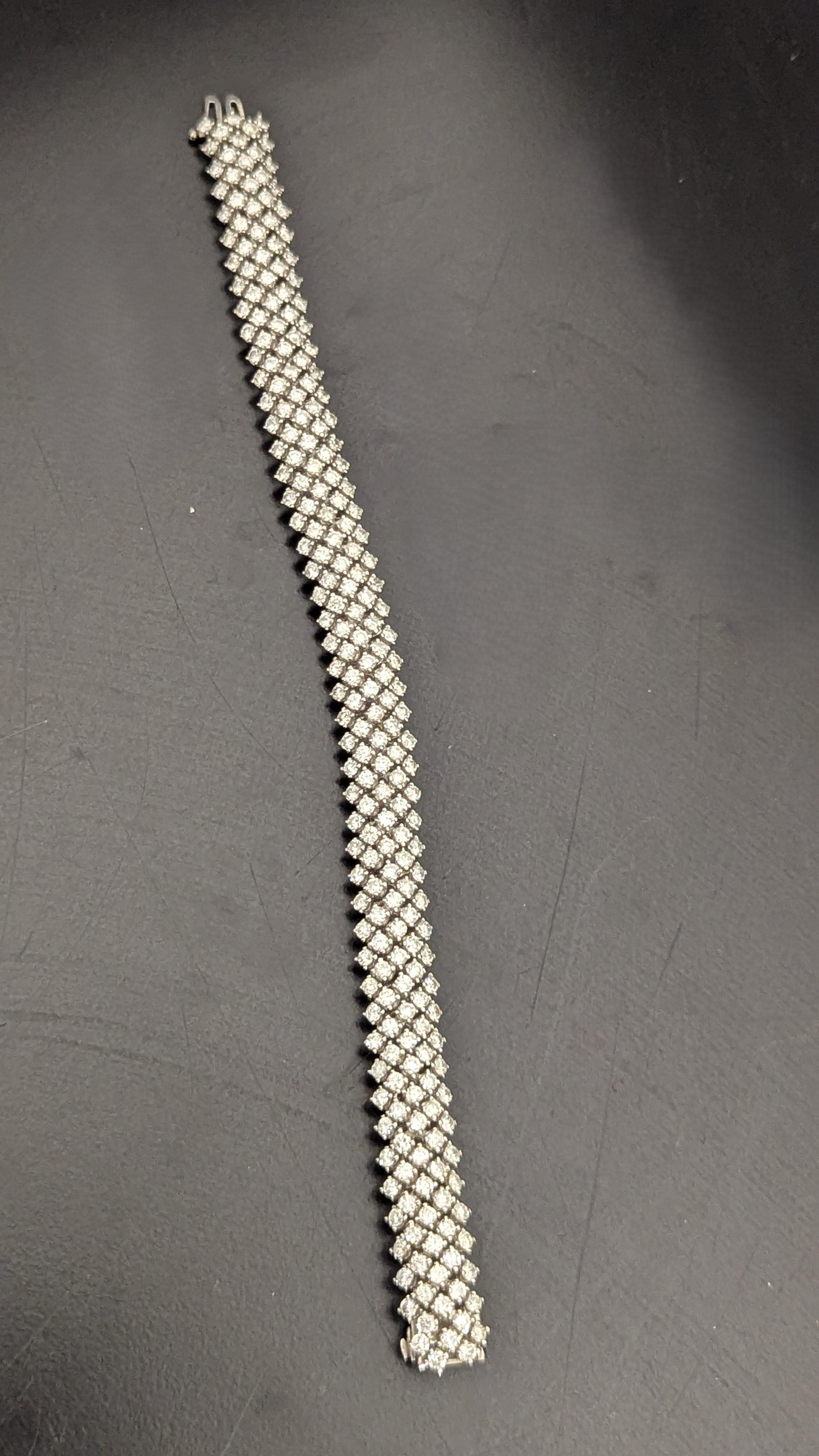 Delicate 5 Row Diamond 14K White Gold Bracelet en Excelente estado para la venta en New York, NY