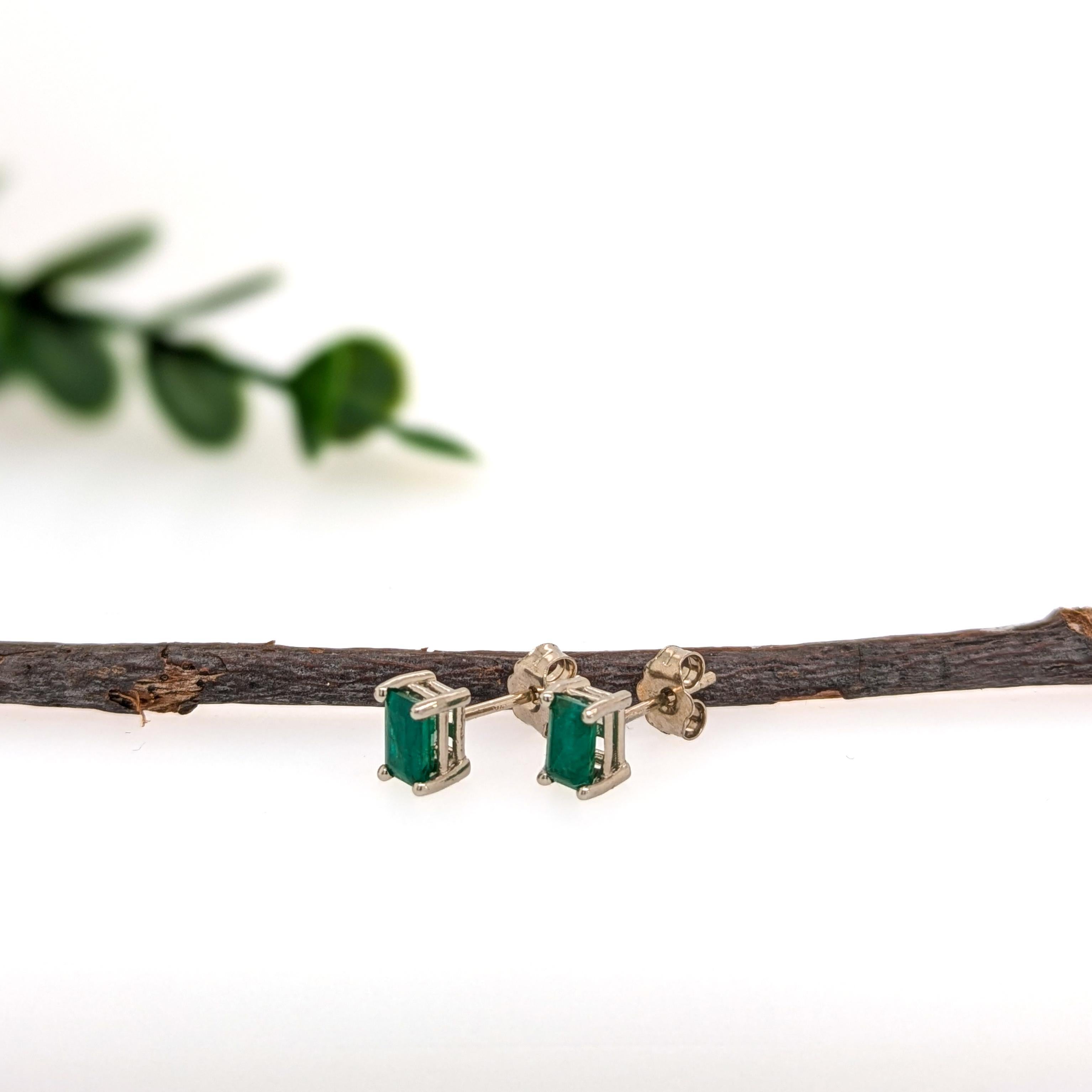 Delicate 5x3 mm sambischer Smaragd Solitär-Ohrstecker aus 14K Massivgold - Smaragdschliff (Art déco) im Angebot