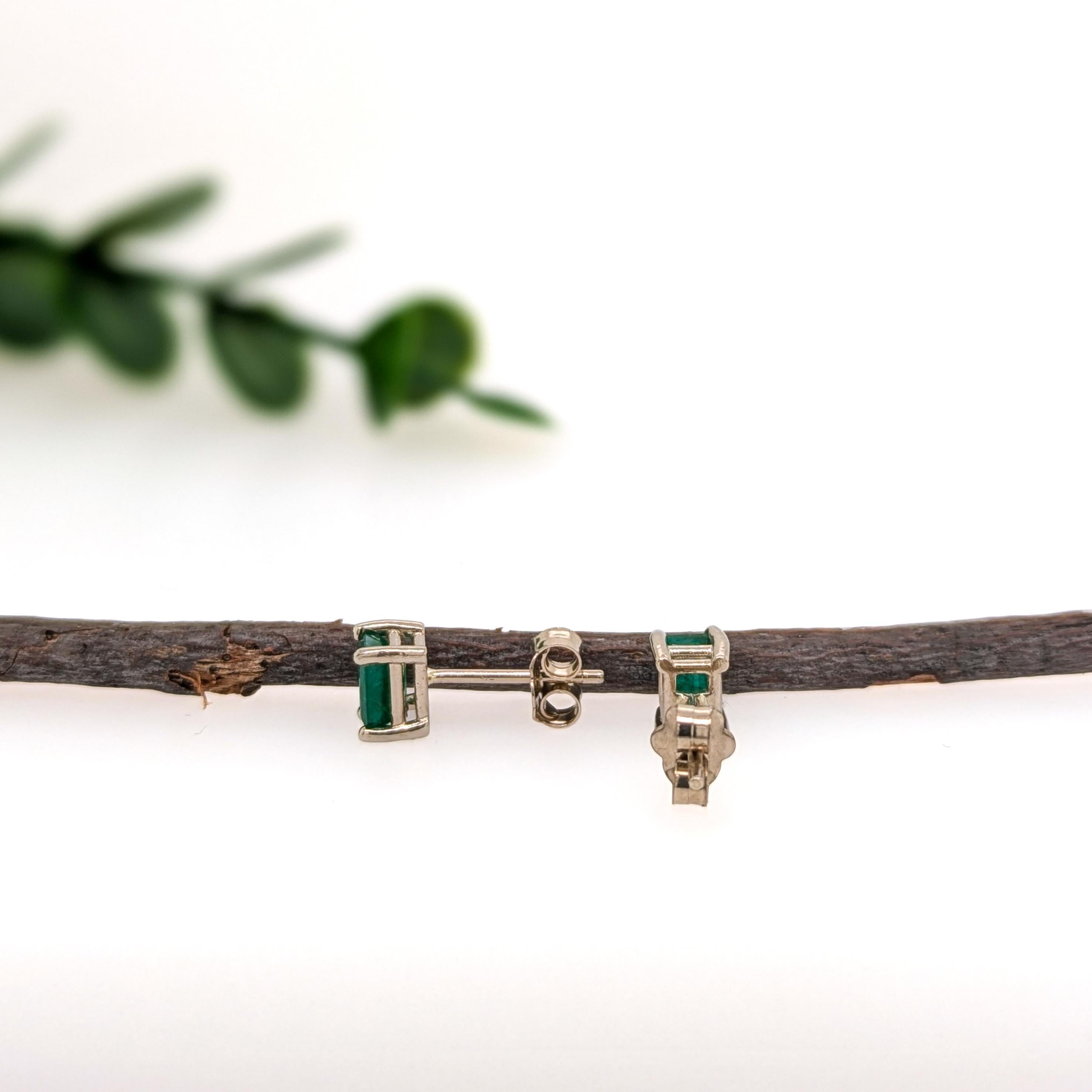 Delicate 5x3 mm sambischer Smaragd Solitär-Ohrstecker aus 14K Massivgold - Smaragdschliff im Zustand „Neu“ im Angebot in Columbus, OH