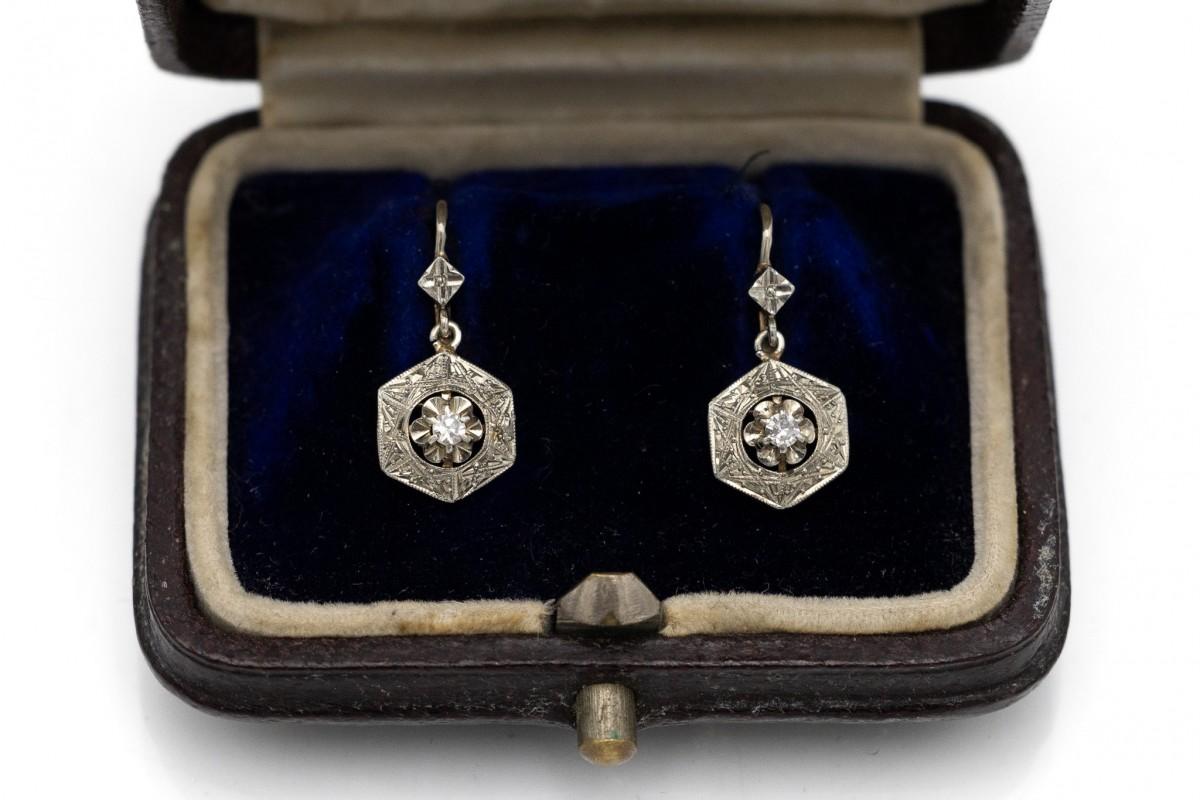 Women's or Men's Delicate Art Deco earrings with diamonds, France, 1930s.