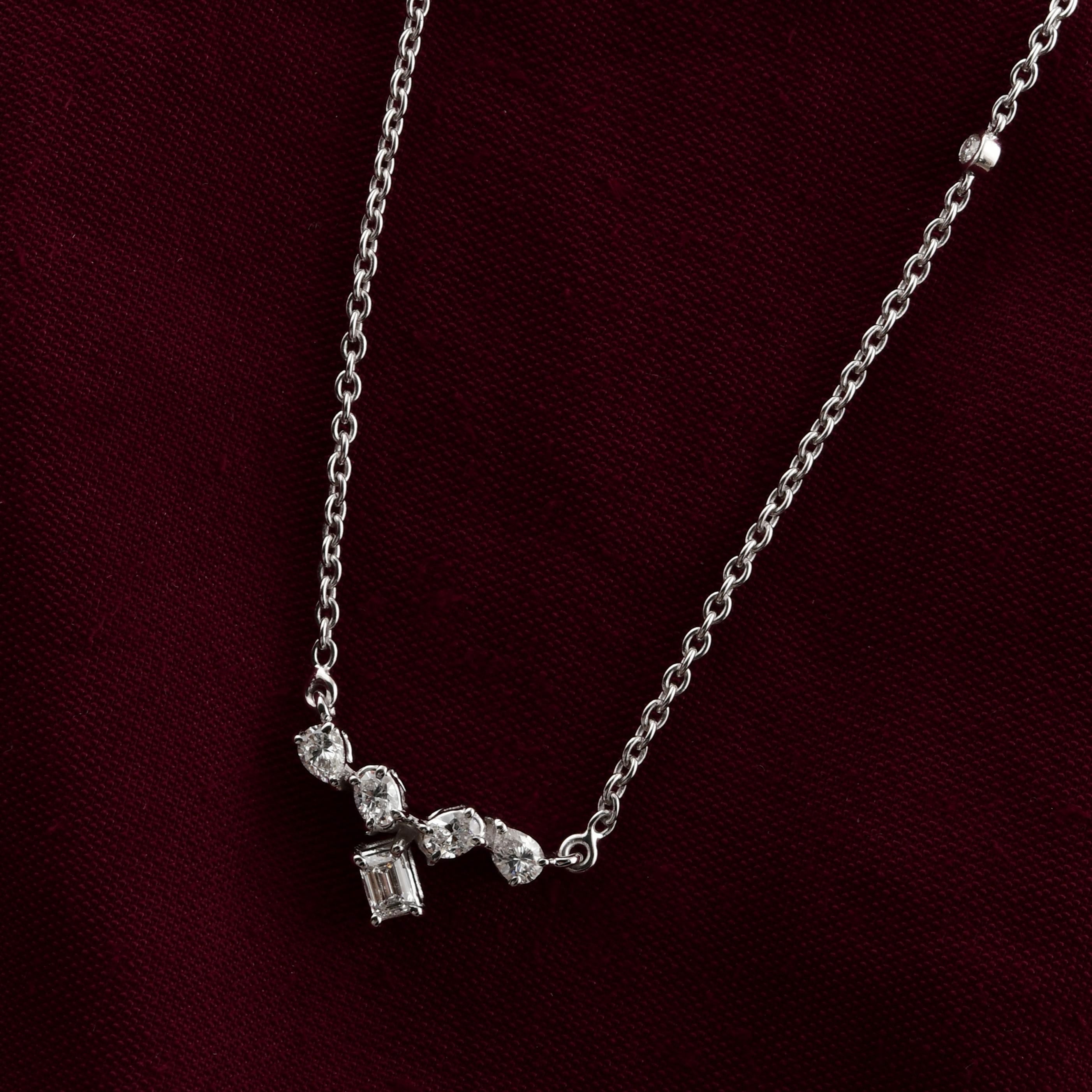 Taglio misto Delicata collana a catena con ciondolo asimmetrico di diamanti, regalo in oro bianco 18 carati in vendita