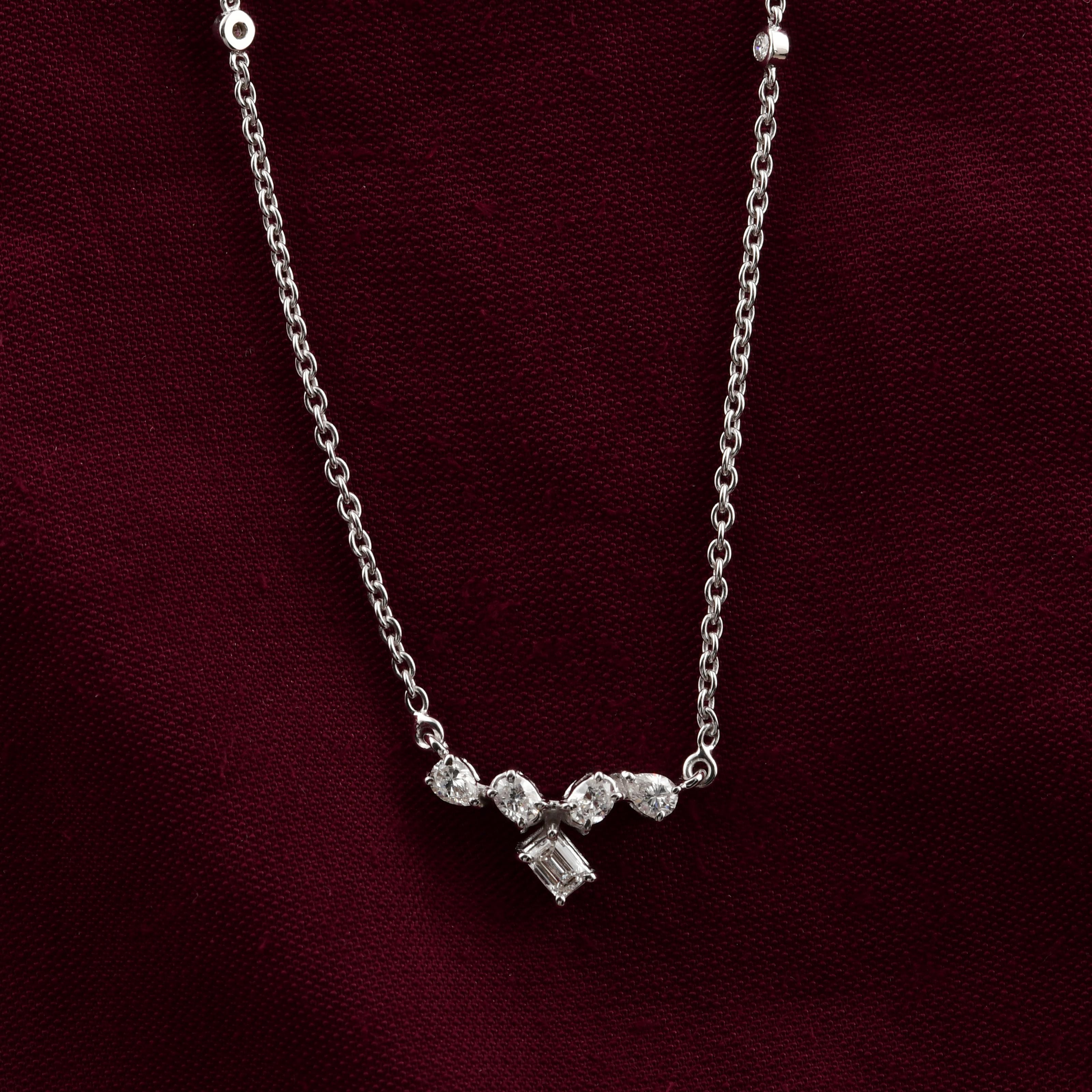 Delicata collana a catena con ciondolo asimmetrico di diamanti, regalo in oro bianco 18 carati In condizioni Nuovo in vendita a Diera, Dubai