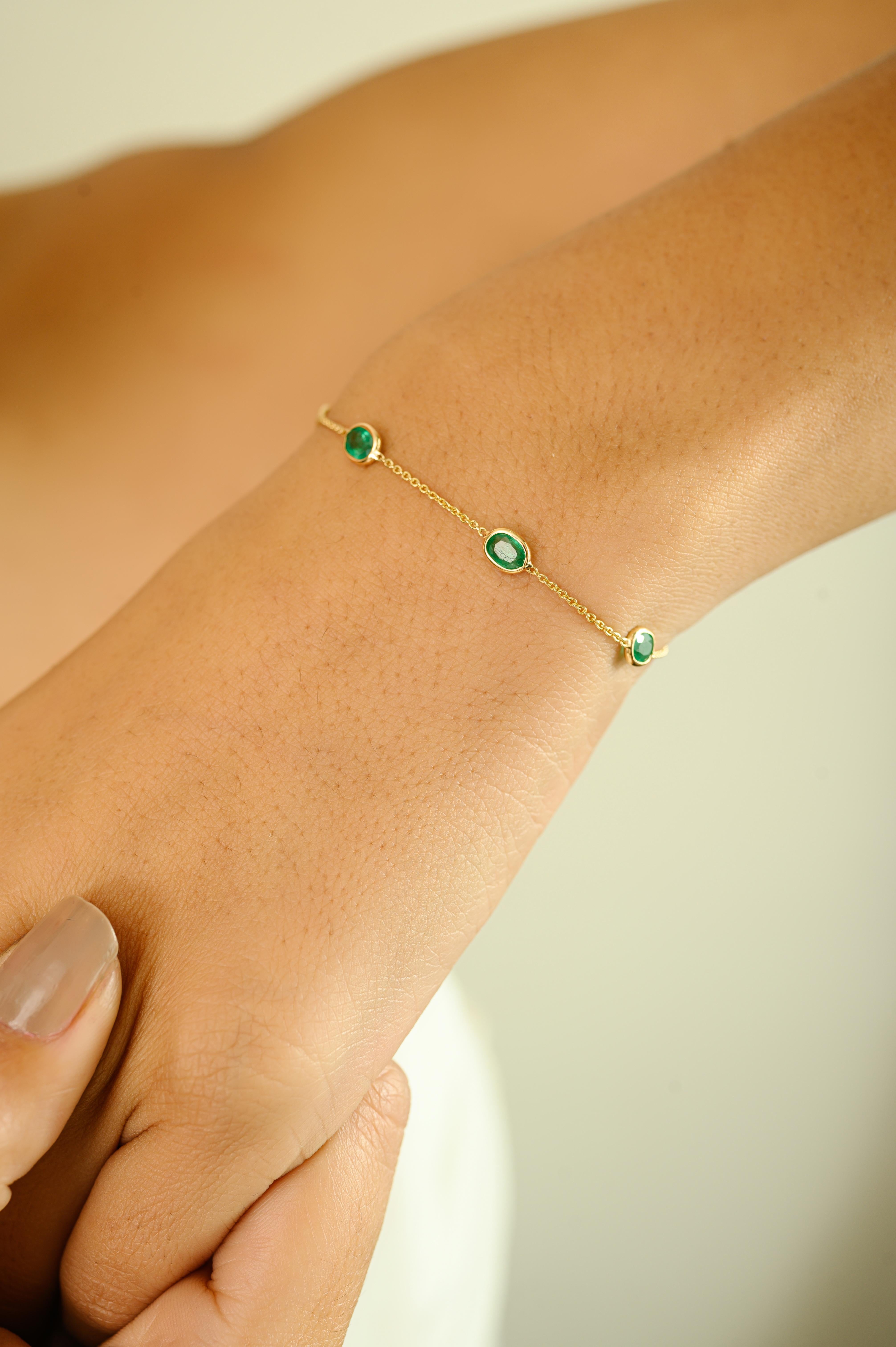Raffiné et d'une élégance sans faille, ce délicat bracelet station est réalisé en or jaune 14 carats lumineux et orné de 2,45 carats d'émeraudes de taille ovale vibrantes. Chaque pierre précieuse est expertement sertie, créant une silhouette moderne