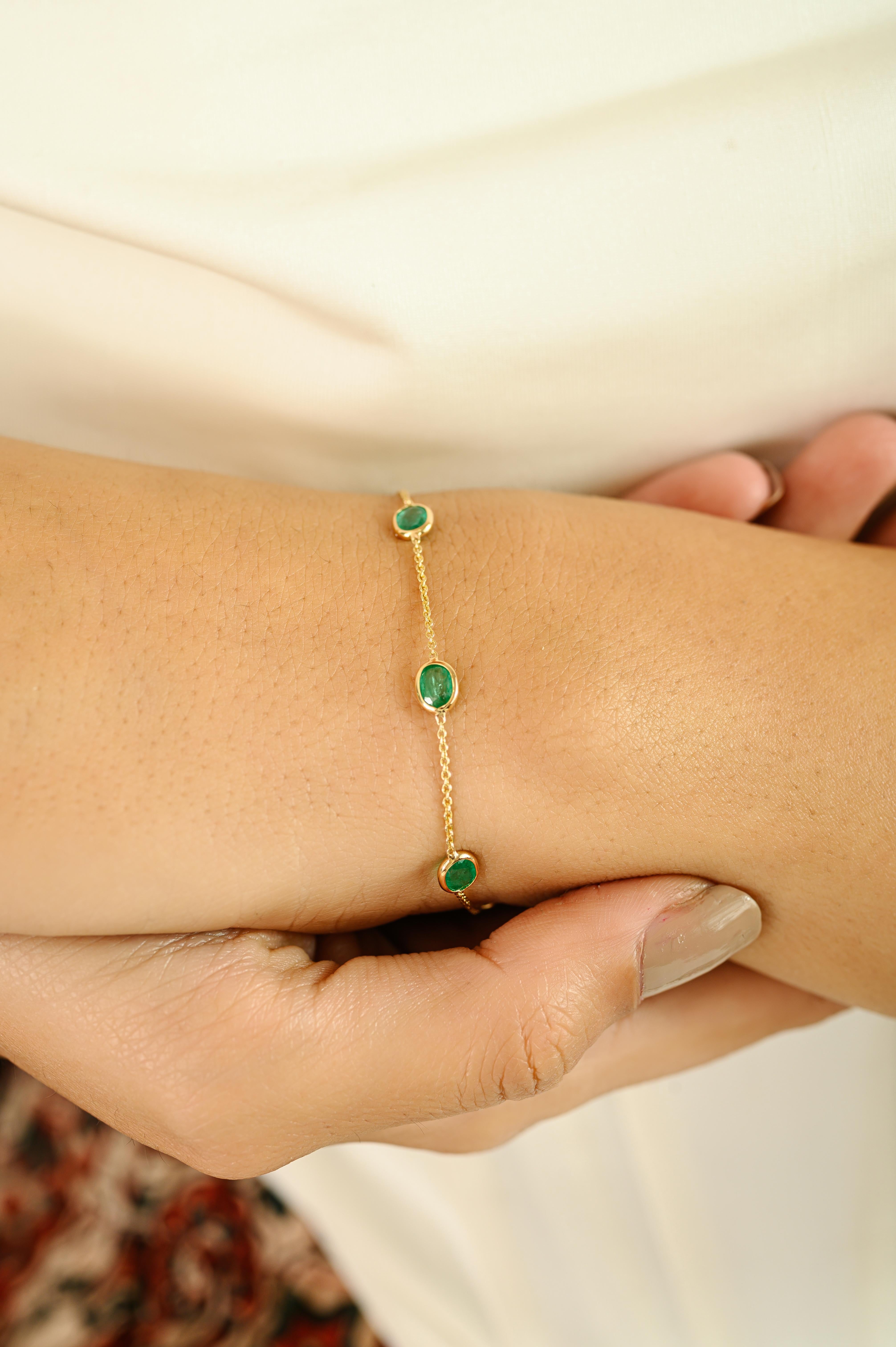 Bracelet en or jaune 14K serti d'émeraudes délicates Cadeau pour femme Pour femmes en vente