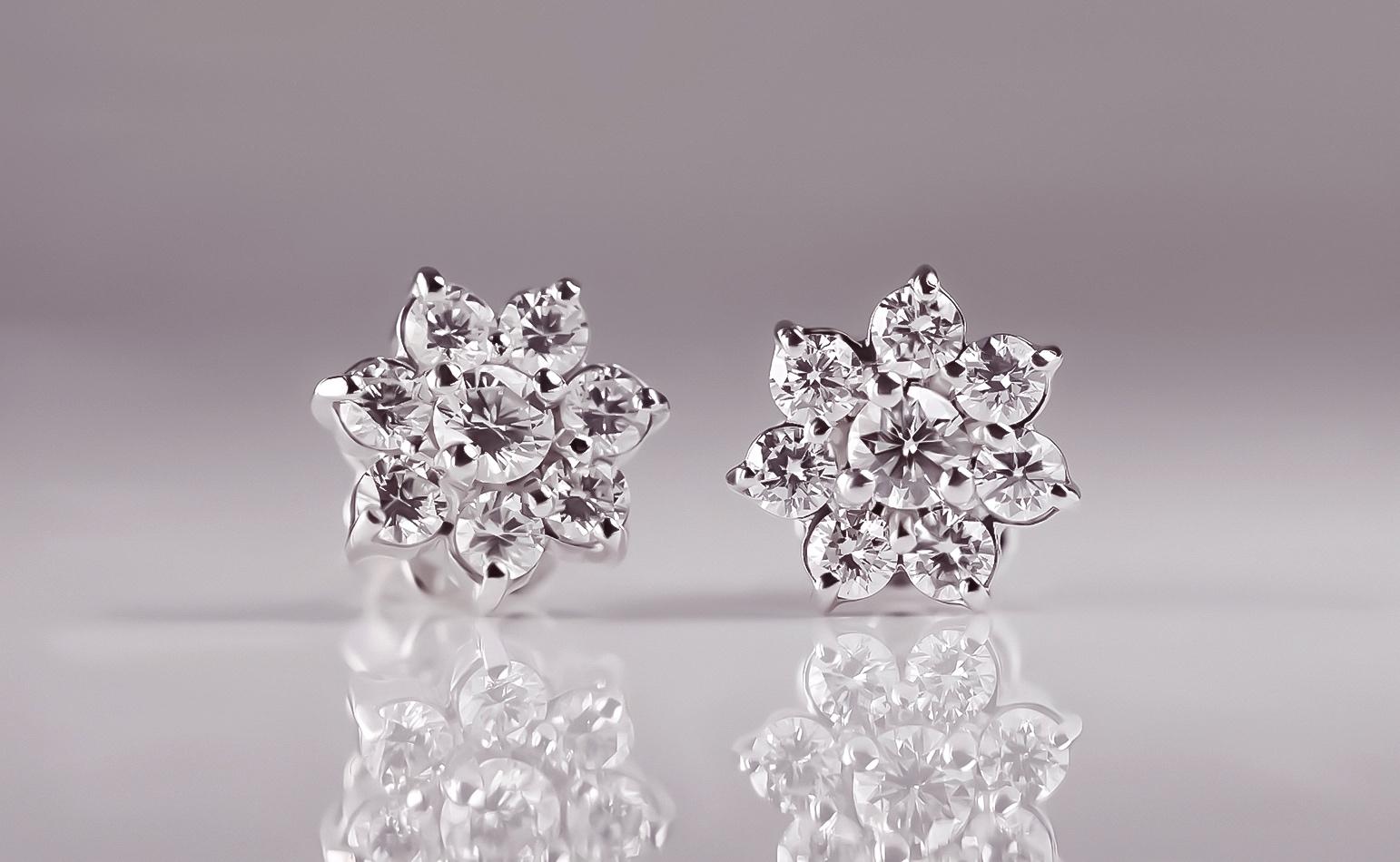 These delicate flower-shaped earrings embody effortless elegance. Crafted with care, every detail reflects beauty in its simplest form.

A central Diamond with a diameter of 3 mm captures light, surrounded by seven smaller Diamonds, each measuring