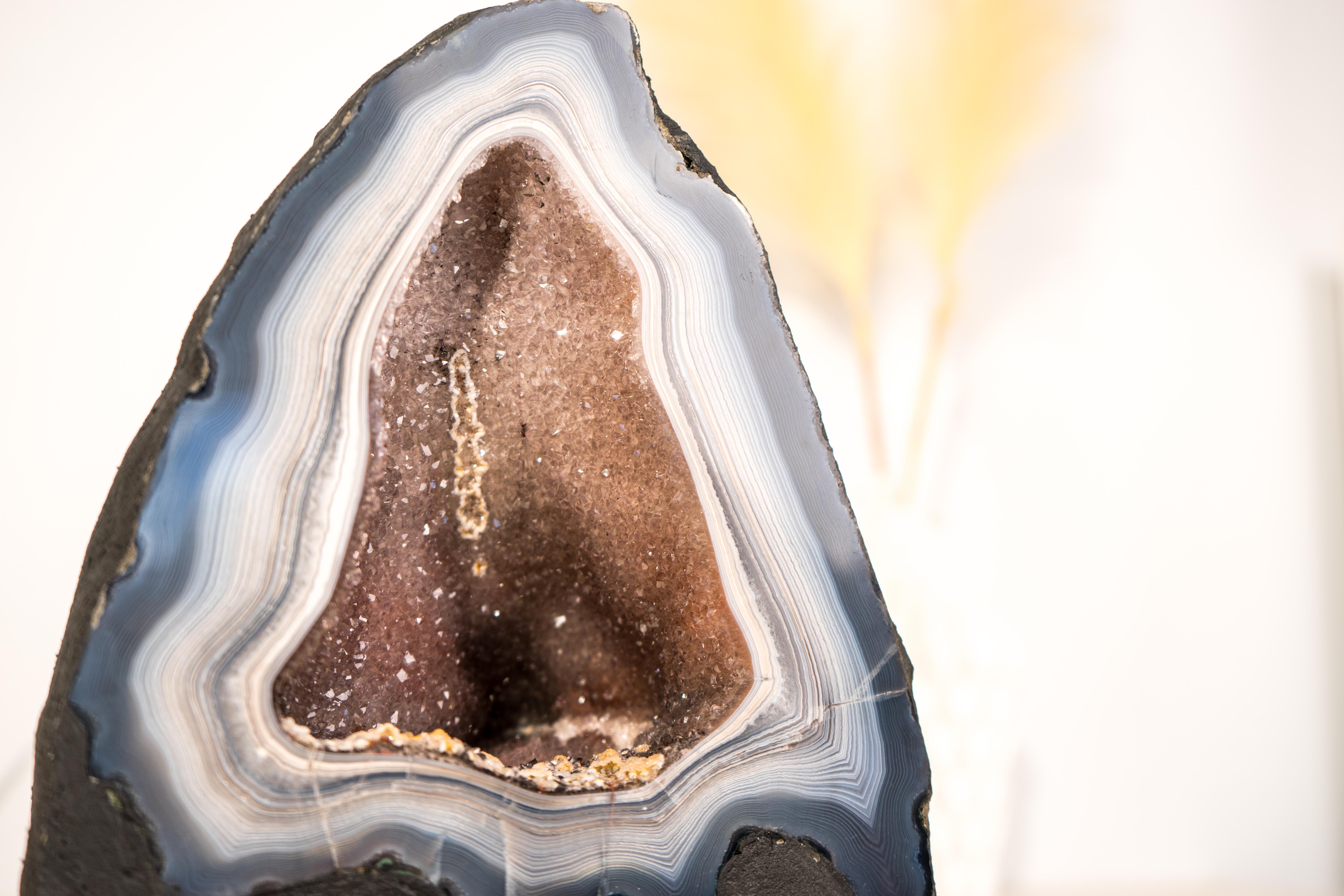 Zartes blau-weißes Spitzen-Achat-Geode mit Galaxy Druzy-Kristall in der Mitte im Angebot 7