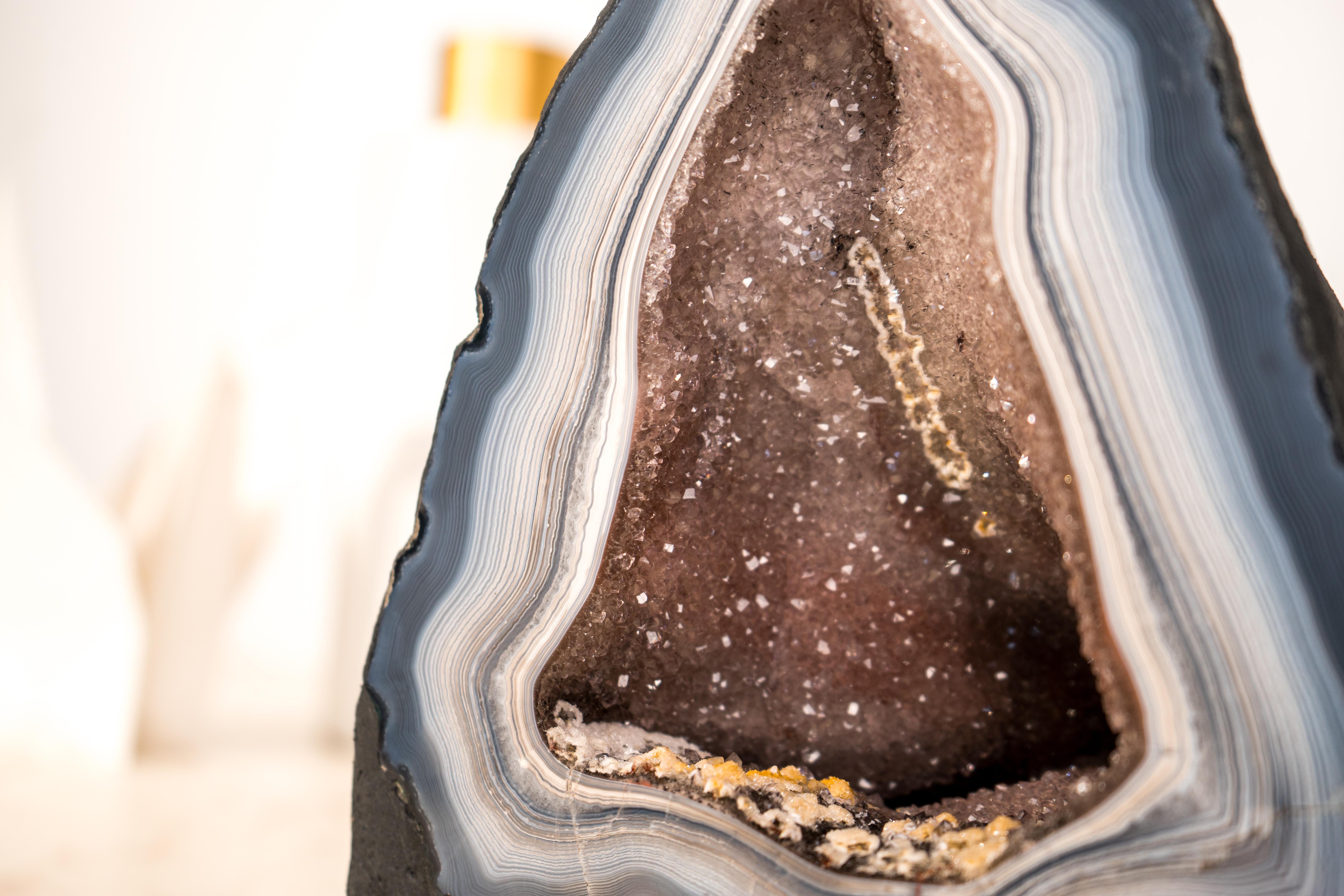 Zartes blau-weißes Spitzen-Achat-Geode mit Galaxy Druzy-Kristall in der Mitte (21. Jahrhundert und zeitgenössisch) im Angebot