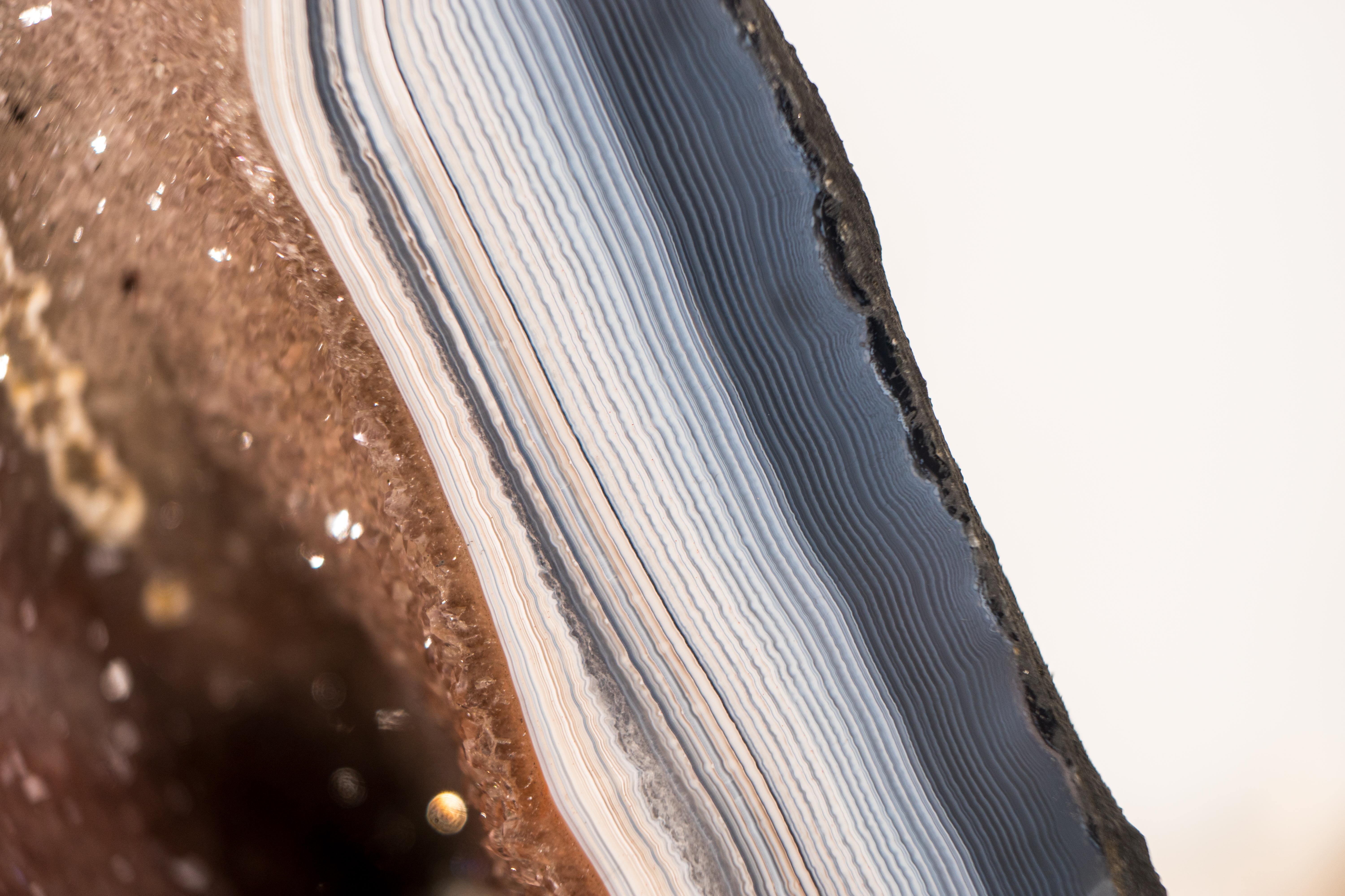Zartes blau-weißes Spitzen-Achat-Geode mit Galaxy Druzy-Kristall in der Mitte im Angebot 1