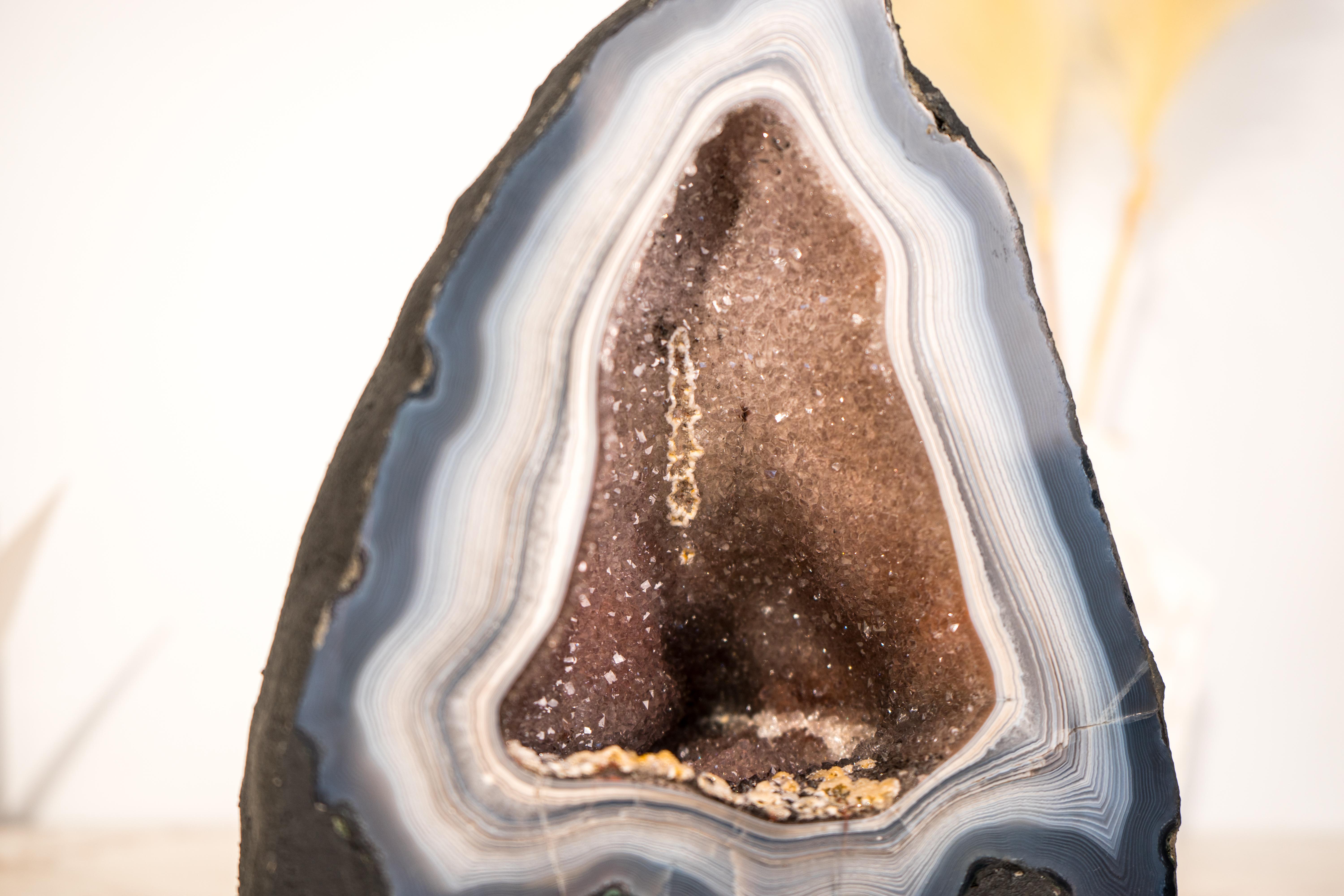 Zartes blau-weißes Spitzen-Achat-Geode mit Galaxy Druzy-Kristall in der Mitte im Angebot 2