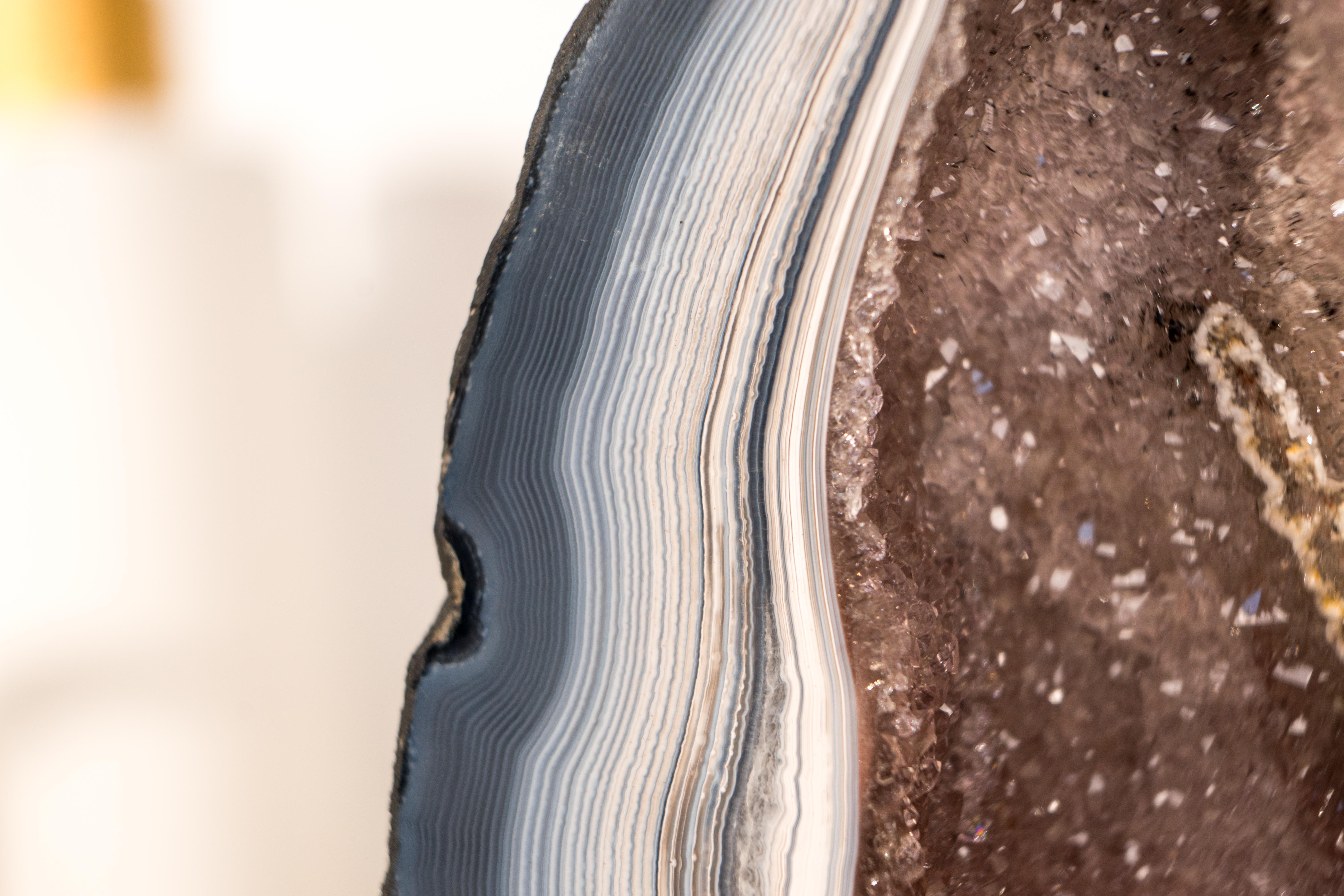Zartes blau-weißes Spitzen-Achat-Geode mit Galaxy Druzy-Kristall in der Mitte im Angebot 3
