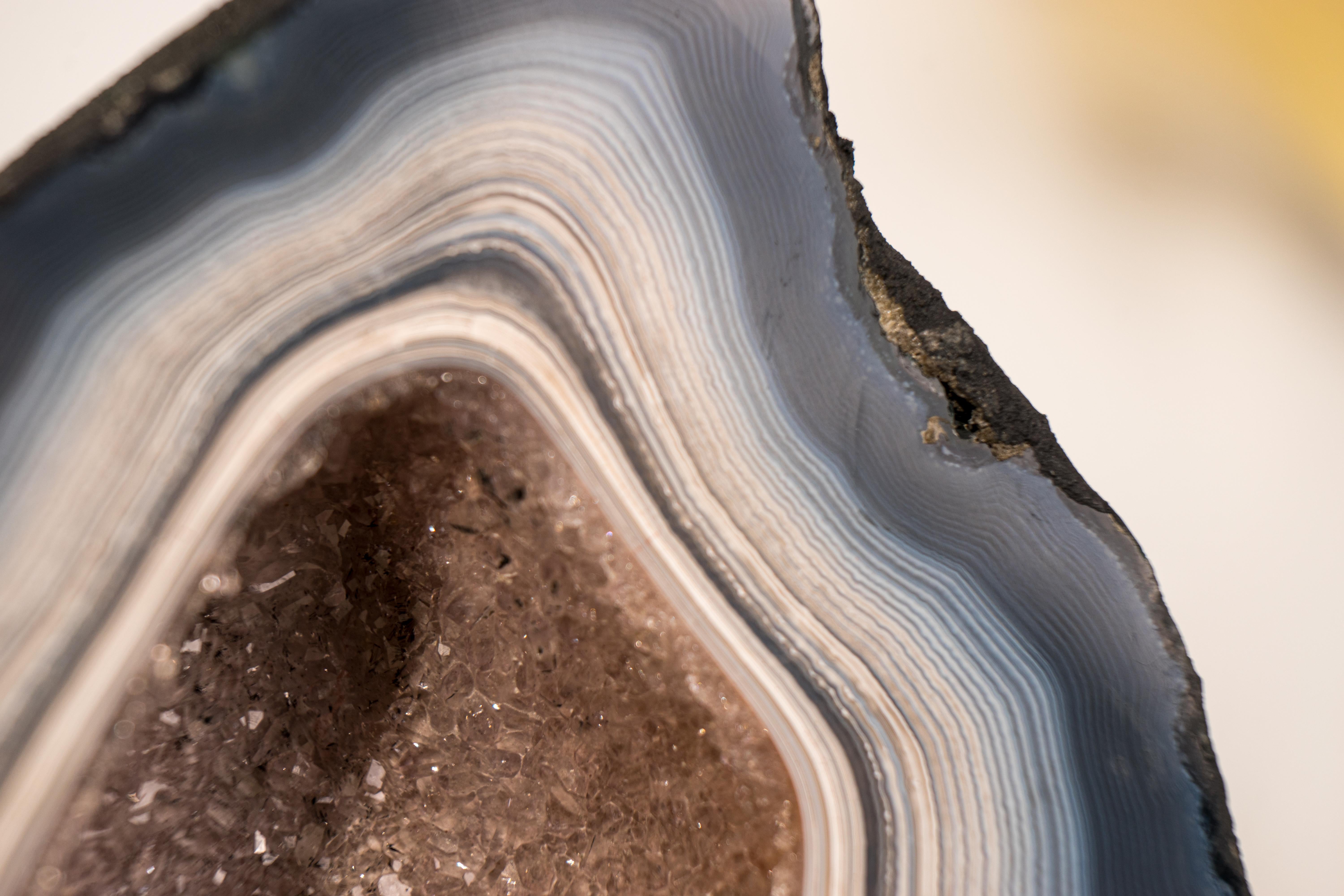 Zartes blau-weißes Spitzen-Achat-Geode mit Galaxy Druzy-Kristall in der Mitte im Angebot 4